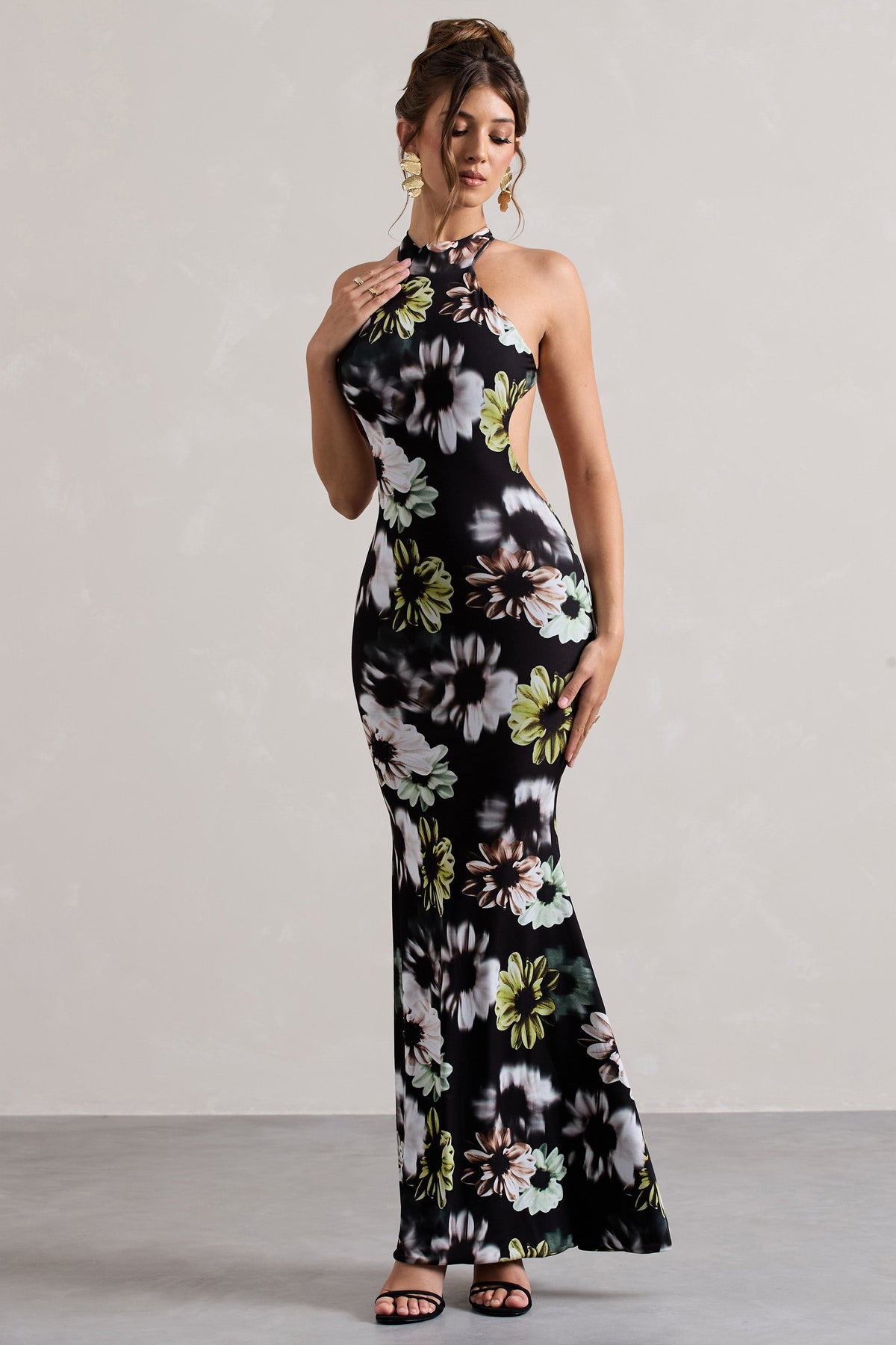 Tuscany | Schwarzes Maxikleid mit Blumenmuster und Halterneck-Ausschnitt sowie Schlitz