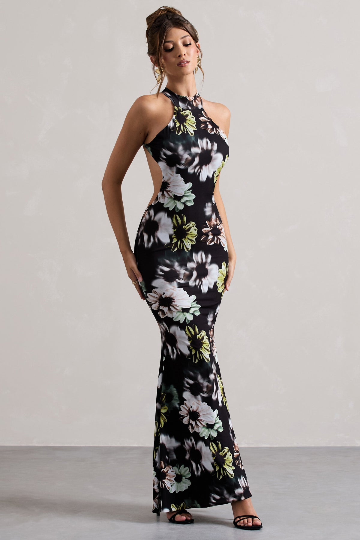 Tuscany | Schwarzes Maxikleid mit Blumenmuster und Halterneck-Ausschnitt sowie Schlitz