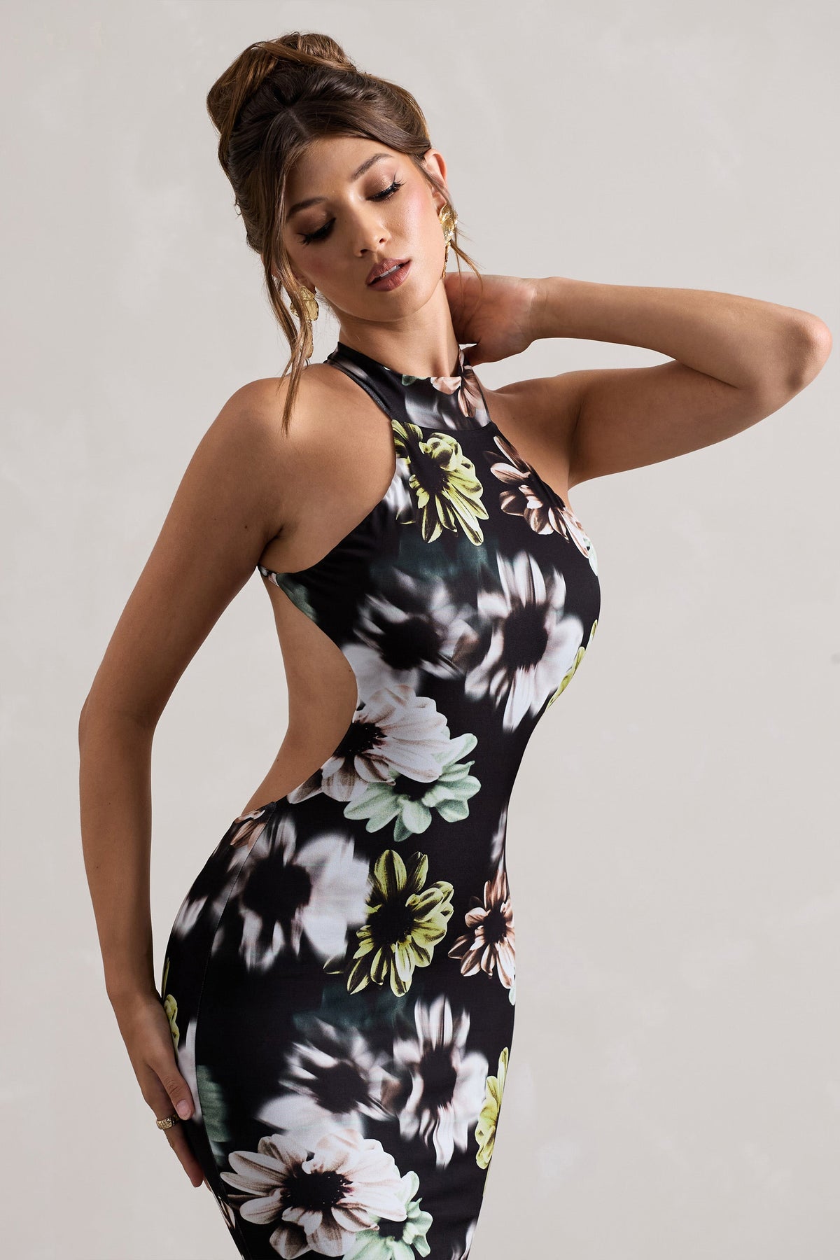 Tuscany | Schwarzes Maxikleid mit Blumenmuster und Halterneck-Ausschnitt sowie Schlitz