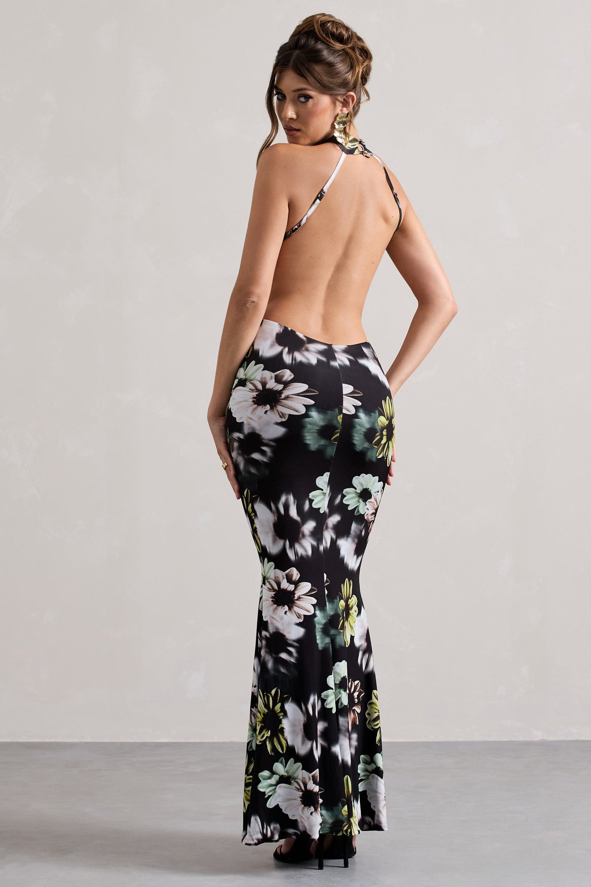 Tuscany | Schwarzes Maxikleid mit Blumenmuster und Halterneck-Ausschnitt sowie Schlitz