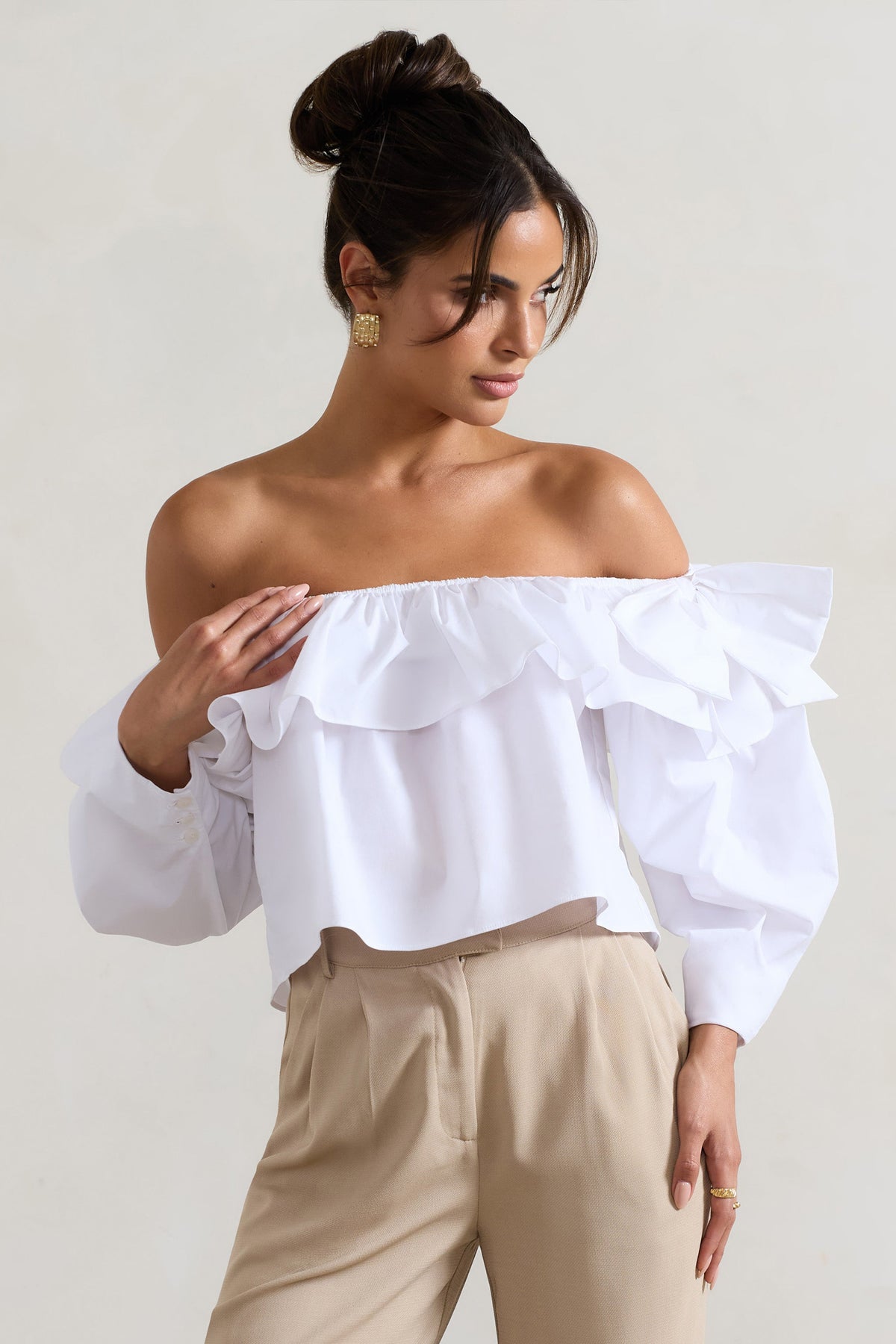 Cove | Weißes Bardot-Oberteil mit Puffärmeln, Rüschen und Schleifen