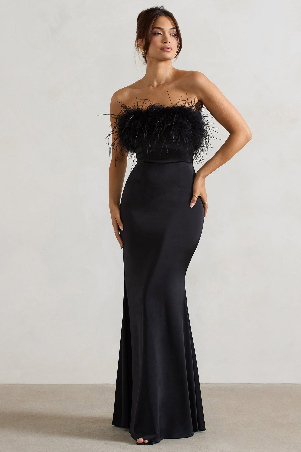 Dress For It | Schwarzes Satin-Bandeau-Maxikleid mit Federsaum
