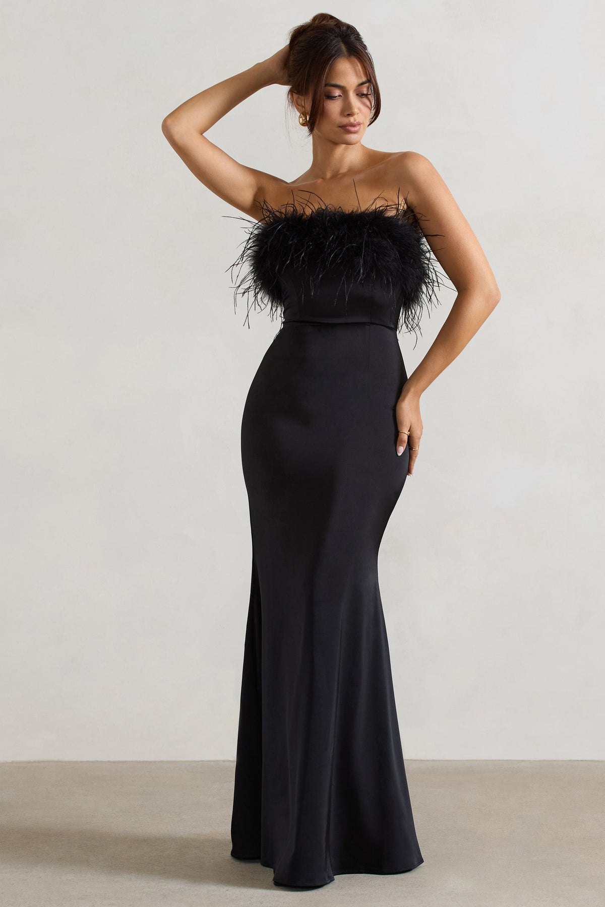 Dress For It | Schwarzes Satin-Bandeau-Maxikleid mit Federsaum