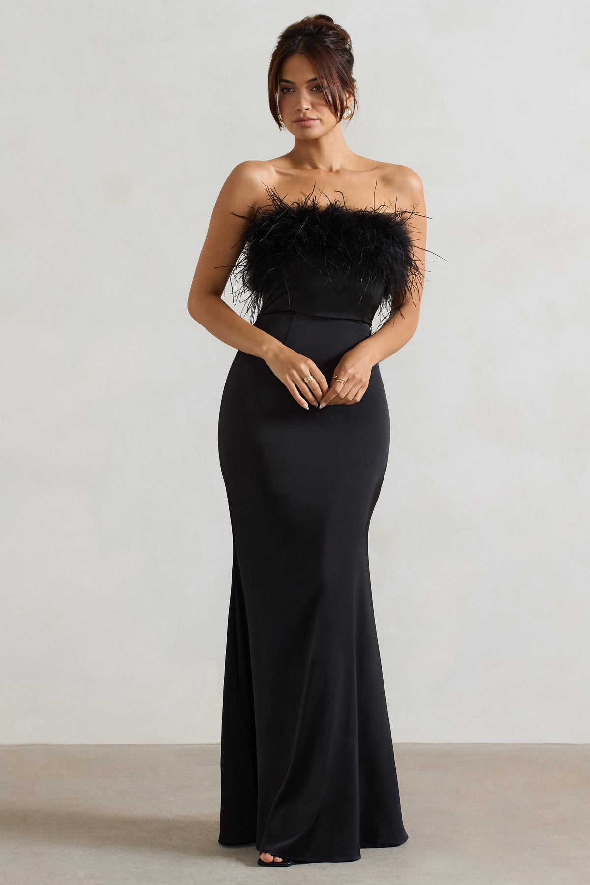 Dress For It | Schwarzes Satin-Bandeau-Maxikleid mit Federsaum