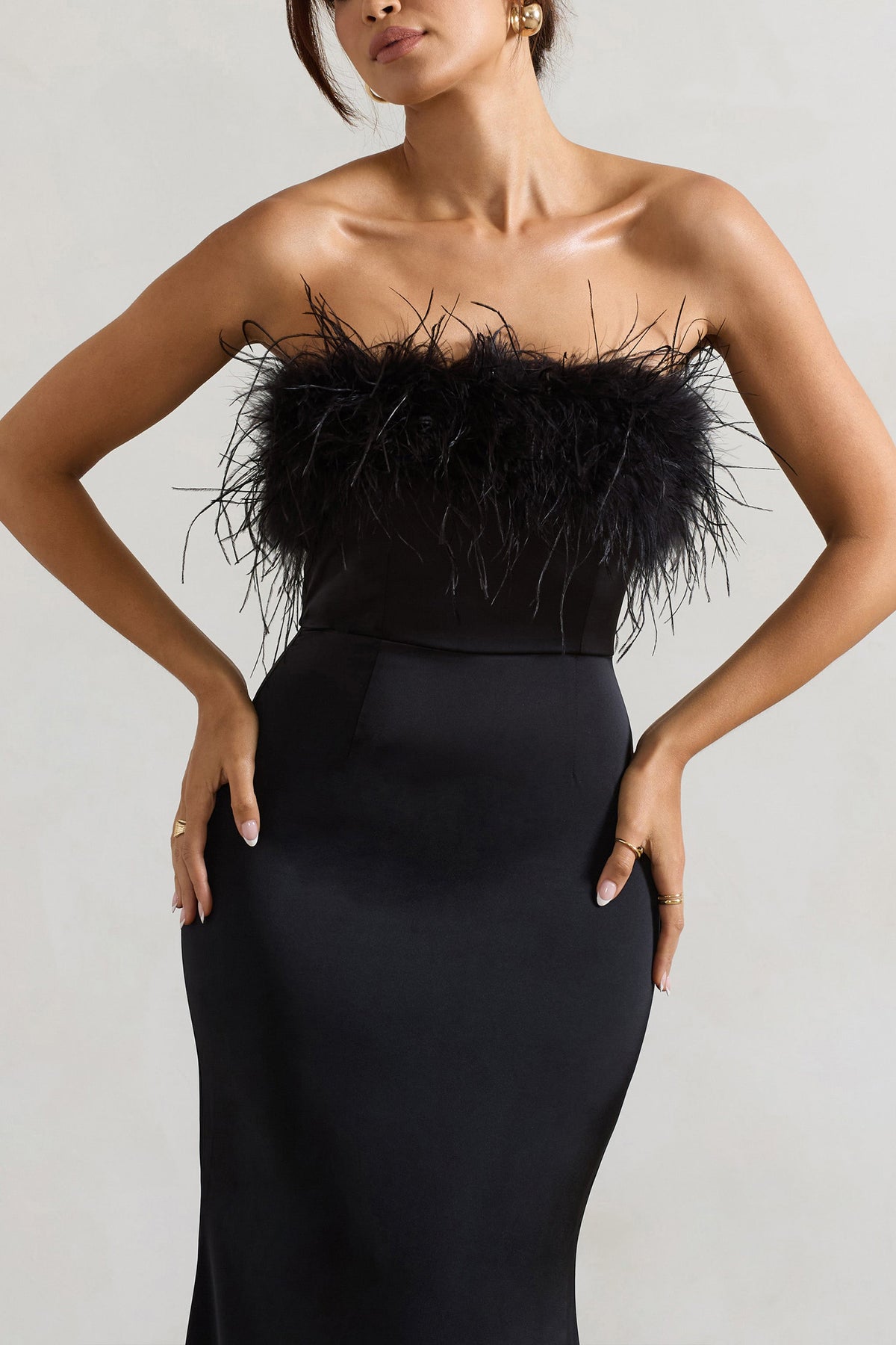 Dress For It | Schwarzes Satin-Bandeau-Maxikleid mit Federsaum