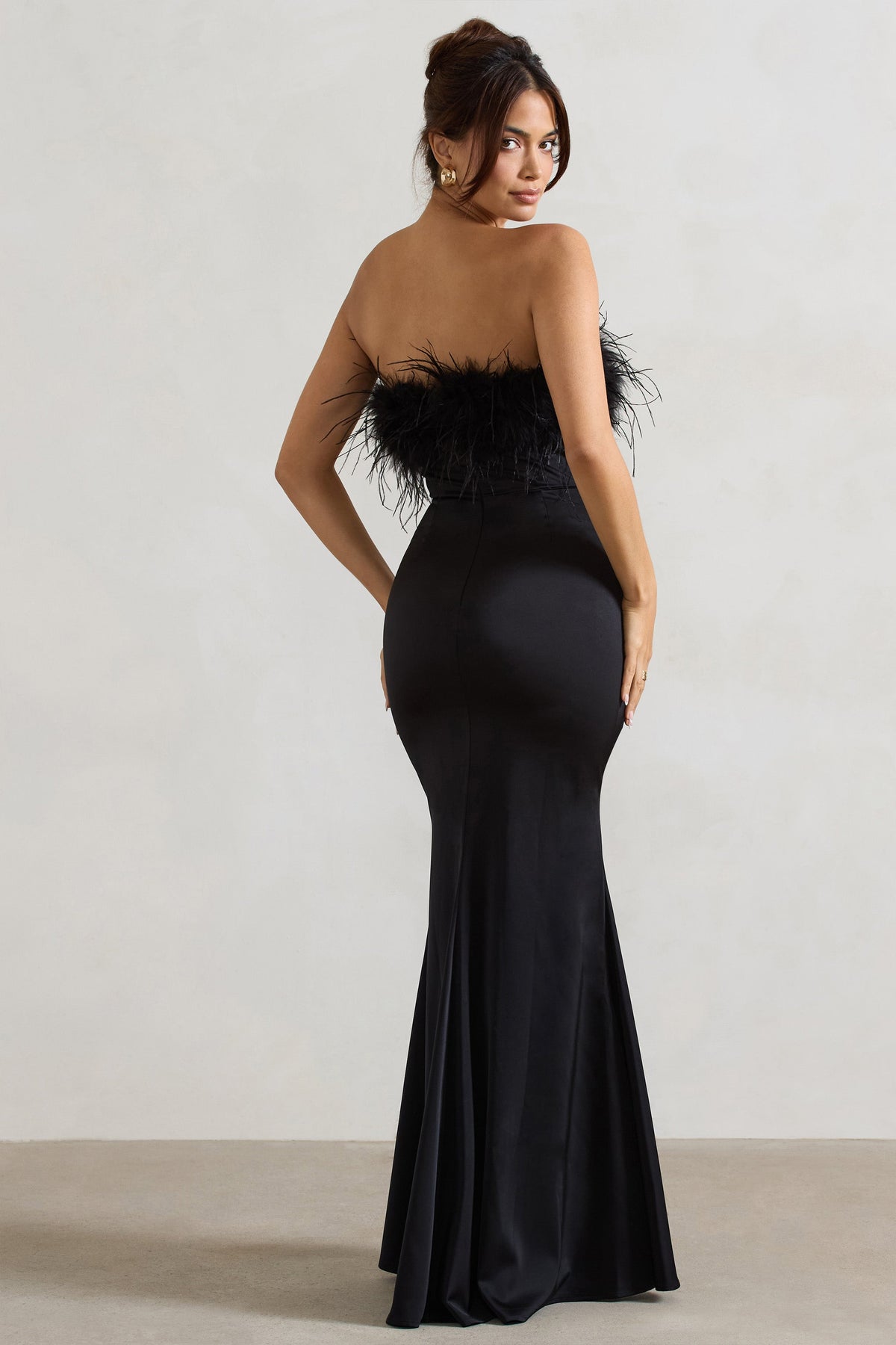 Dress For It | Schwarzes Satin-Bandeau-Maxikleid mit Federsaum