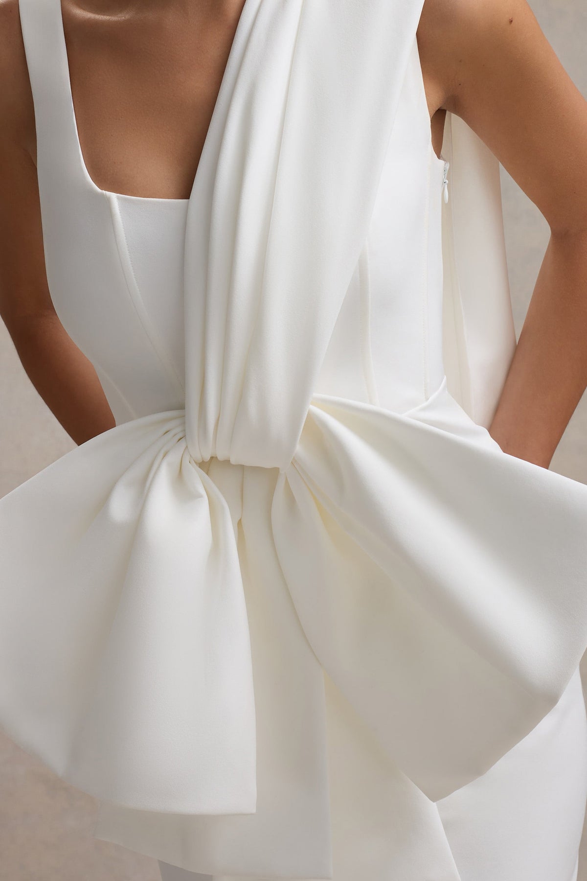 Brulee | Cremefarbenes Kleid mit Rundhalsausschnitt, Schleife und Mini-Schnitt