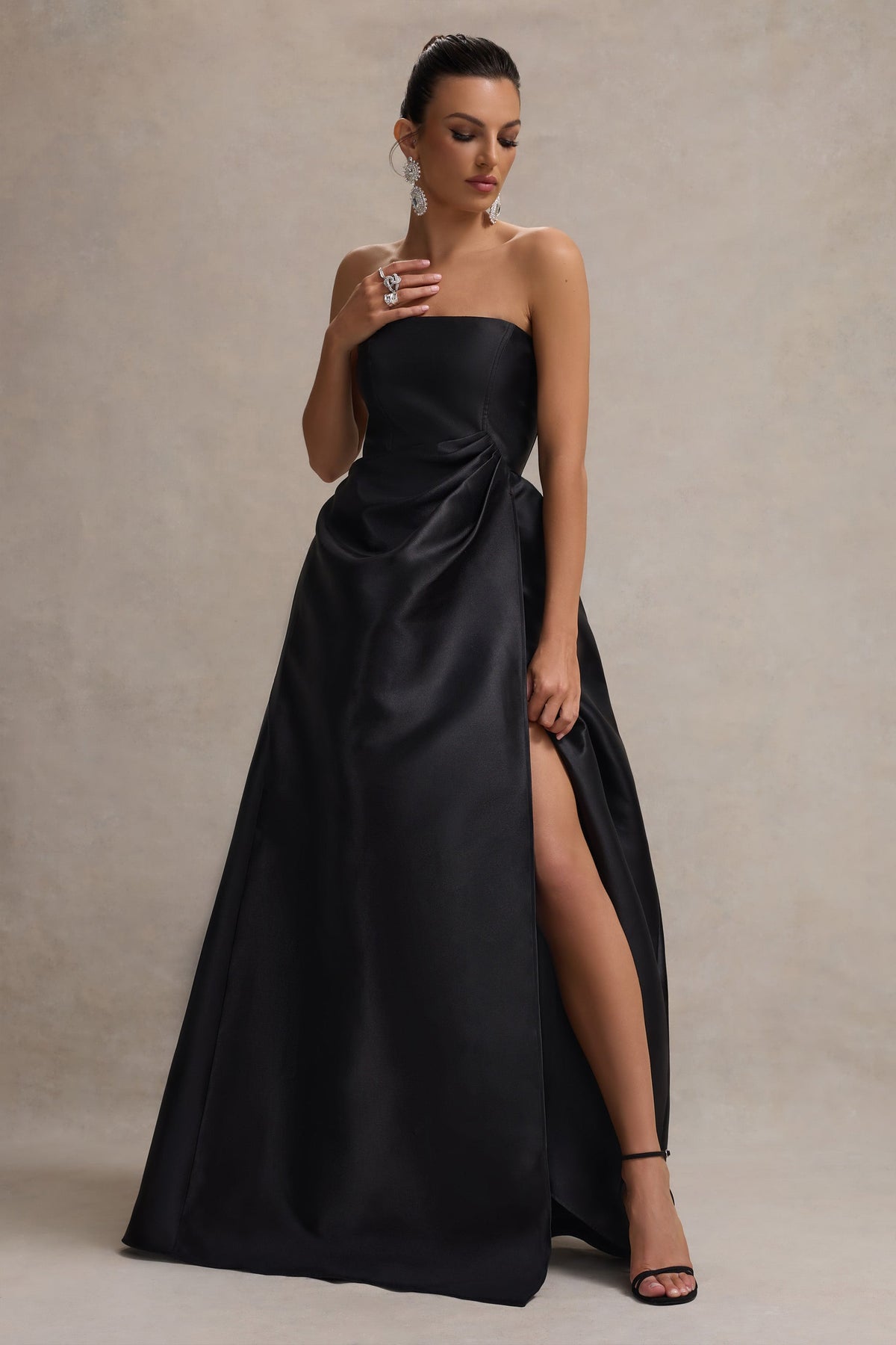 Universe | Schwarzes Bandeau-Maxikleid mit Puffrock und Schlitz