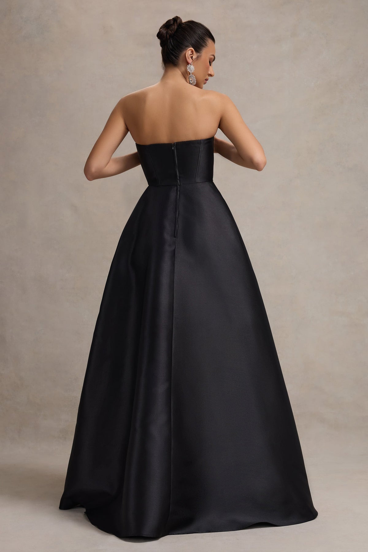 Universe | Schwarzes Bandeau-Maxikleid mit Puffrock und Schlitz