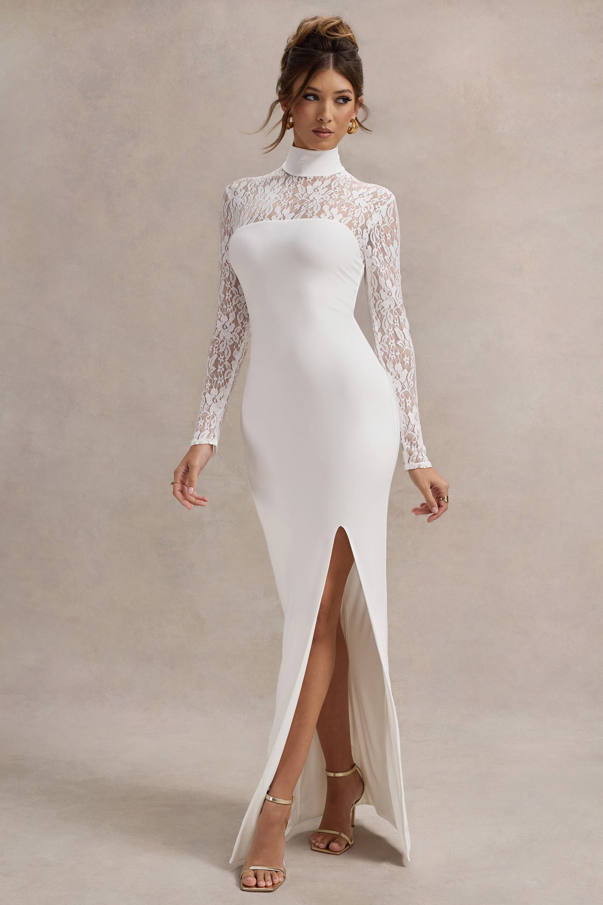 Arden | Weißes Maxi-Kleid mit hohem Kragen, Schlitz und Spitzeneinsätzen an den Ärmeln.