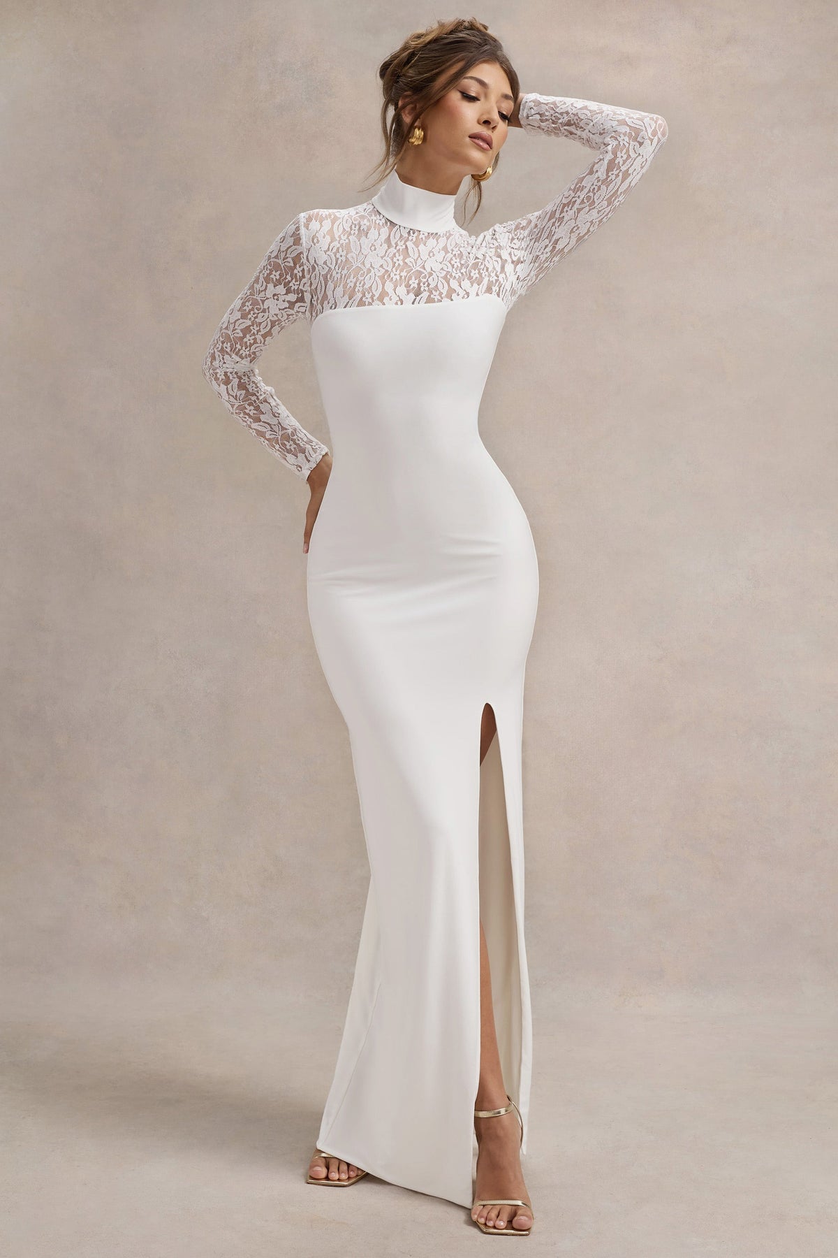 Arden | Weißes Maxi-Kleid mit hohem Kragen, Schlitz und Spitzeneinsätzen an den Ärmeln.