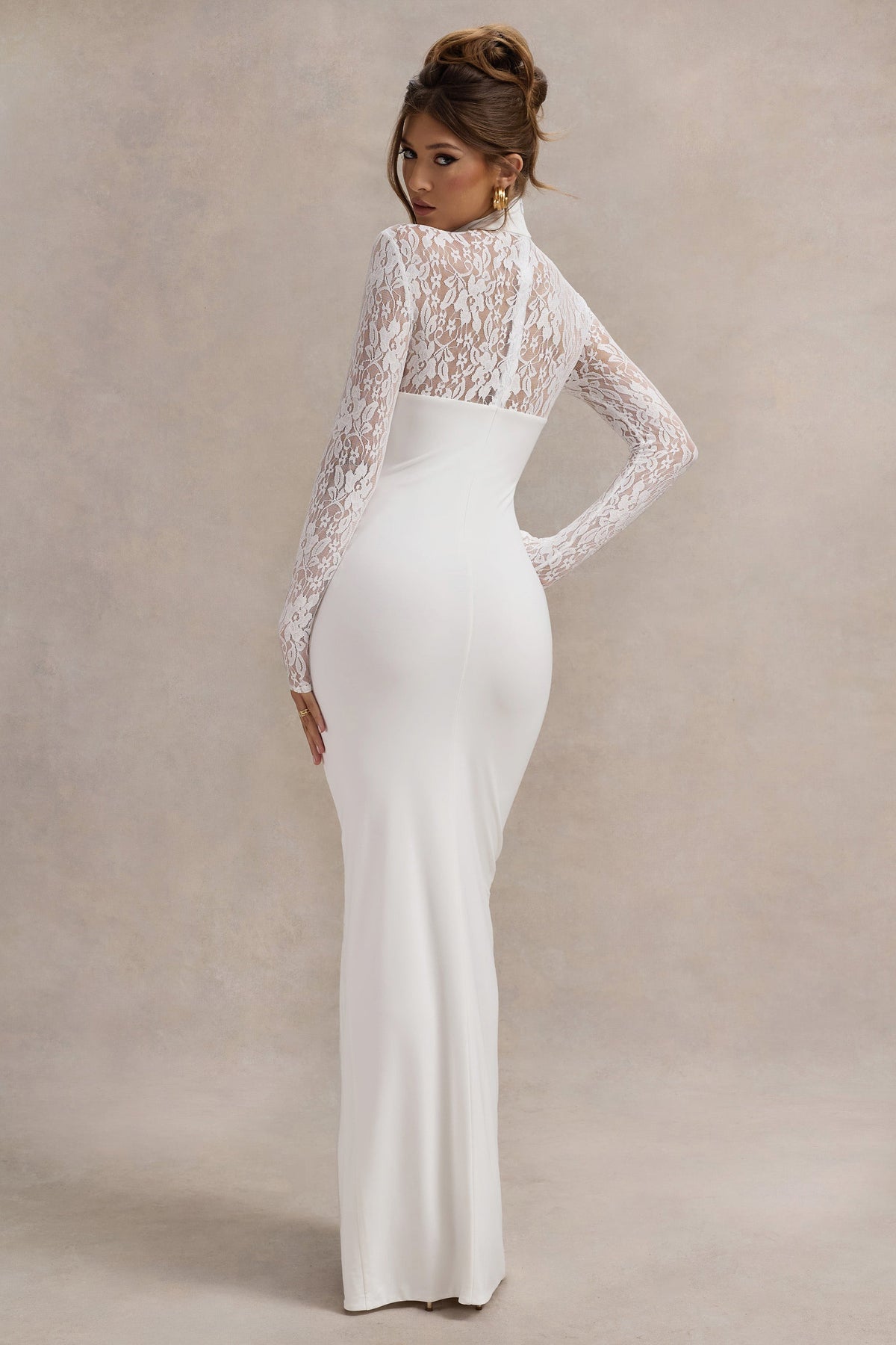 Arden | Weißes Maxi-Kleid mit hohem Kragen, Schlitz und Spitzeneinsätzen an den Ärmeln.