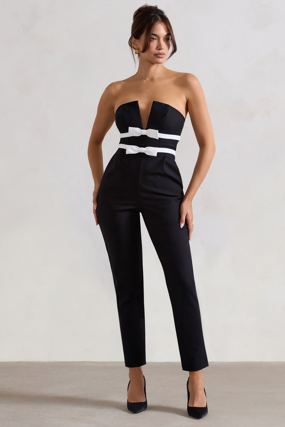 Casta | Schwarzer trägerloser Jumpsuit mit geradem Bein und Schleifendetails