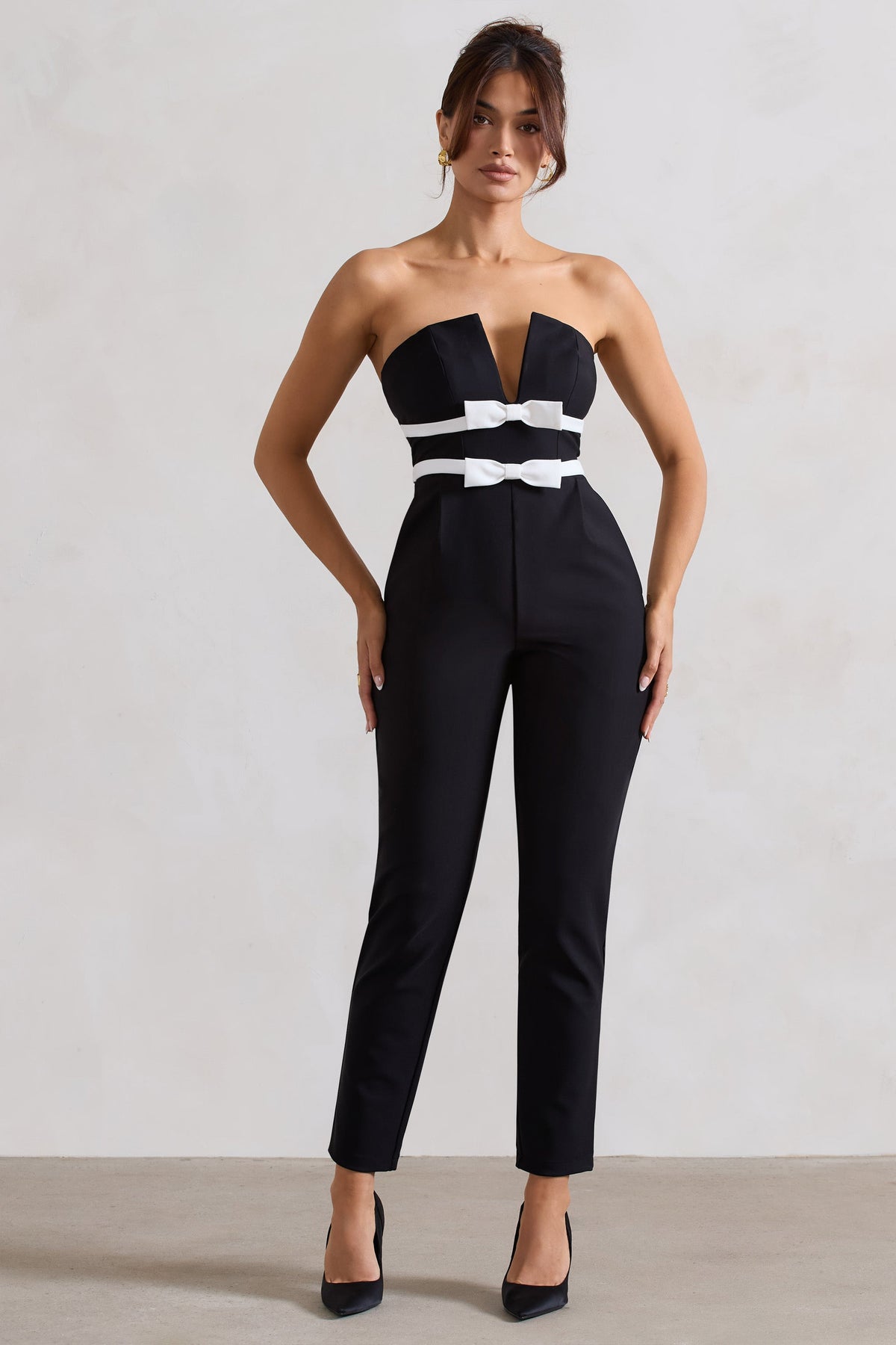 Casta | Schwarzer trägerloser Jumpsuit mit geradem Bein und Schleifendetails