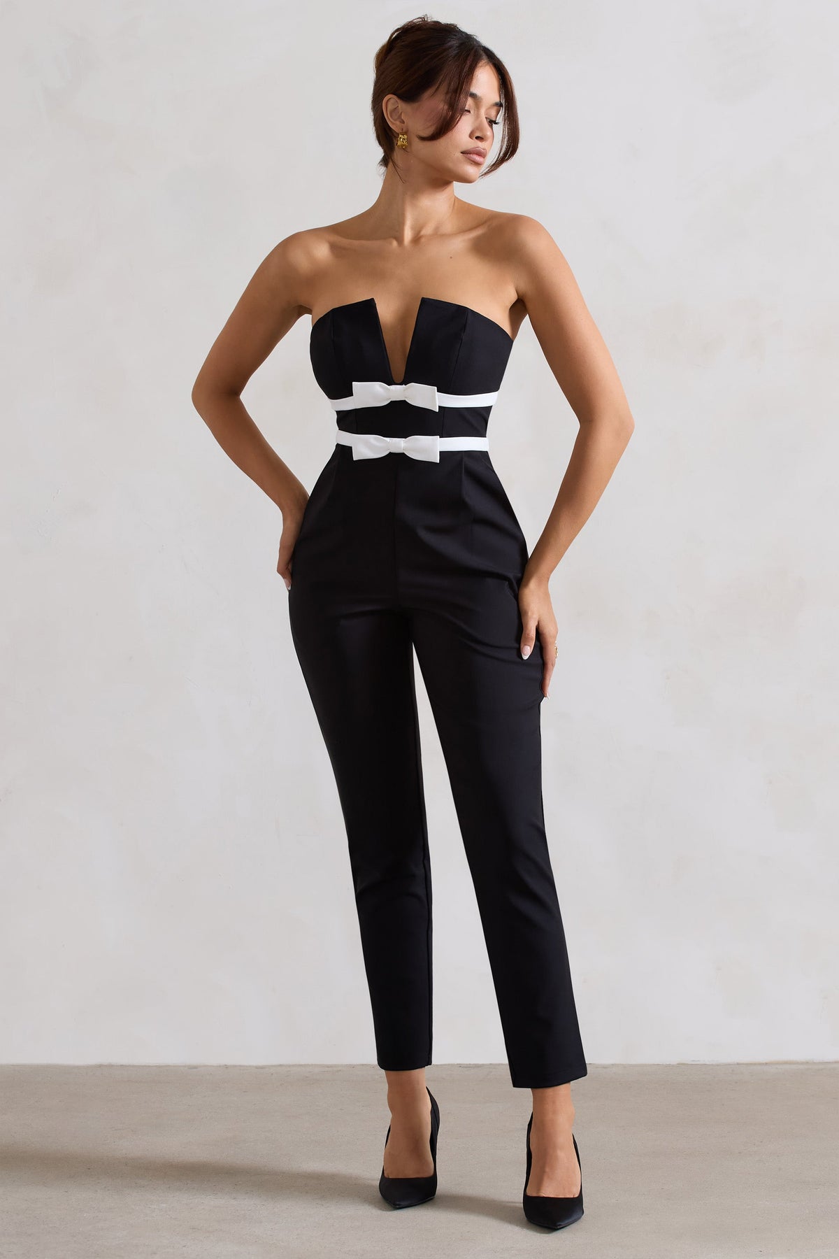 Casta | Schwarzer trägerloser Jumpsuit mit geradem Bein und Schleifendetails