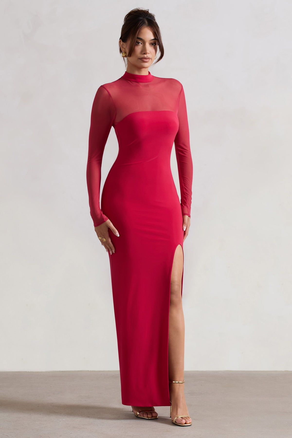Enchantress | Rotes Maxikleid mit hohem Hals, Schlitz und Ärmeln aus Mesh