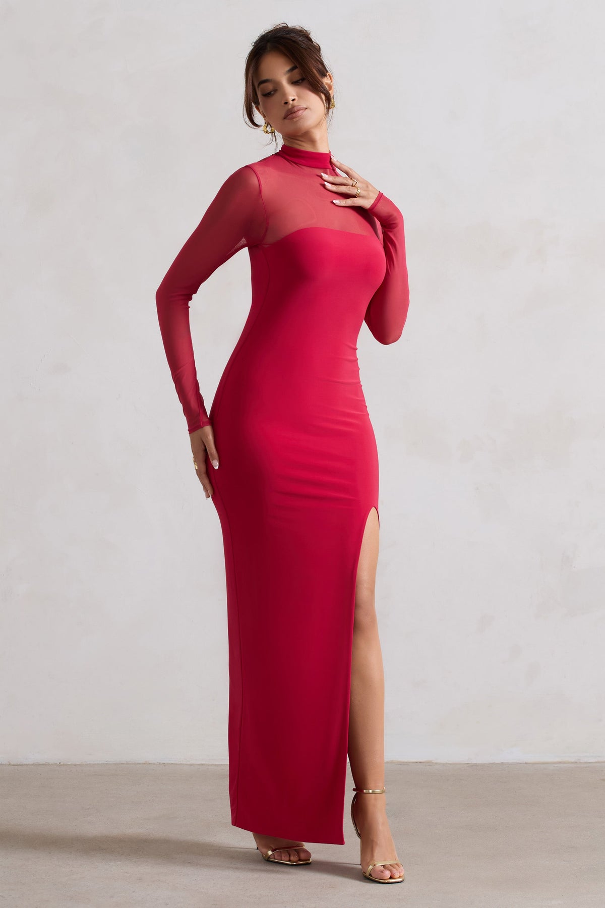 Enchantress | Rotes Maxikleid mit hohem Hals, Schlitz und Ärmeln aus Mesh