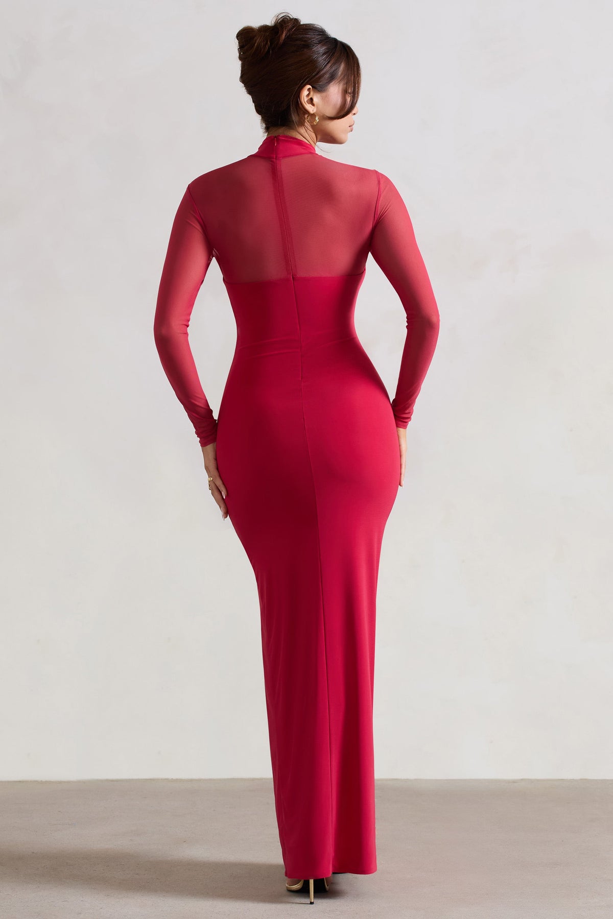 Enchantress | Rotes Maxikleid mit hohem Hals, Schlitz und Ärmeln aus Mesh