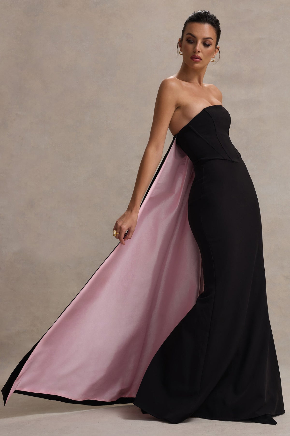 She's Trouble | Schwarzes Bandeau-Maxikleid mit pinkem Cape