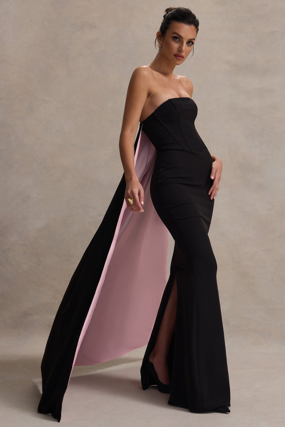 She's Trouble | Schwarzes Bandeau-Maxikleid mit pinkem Cape