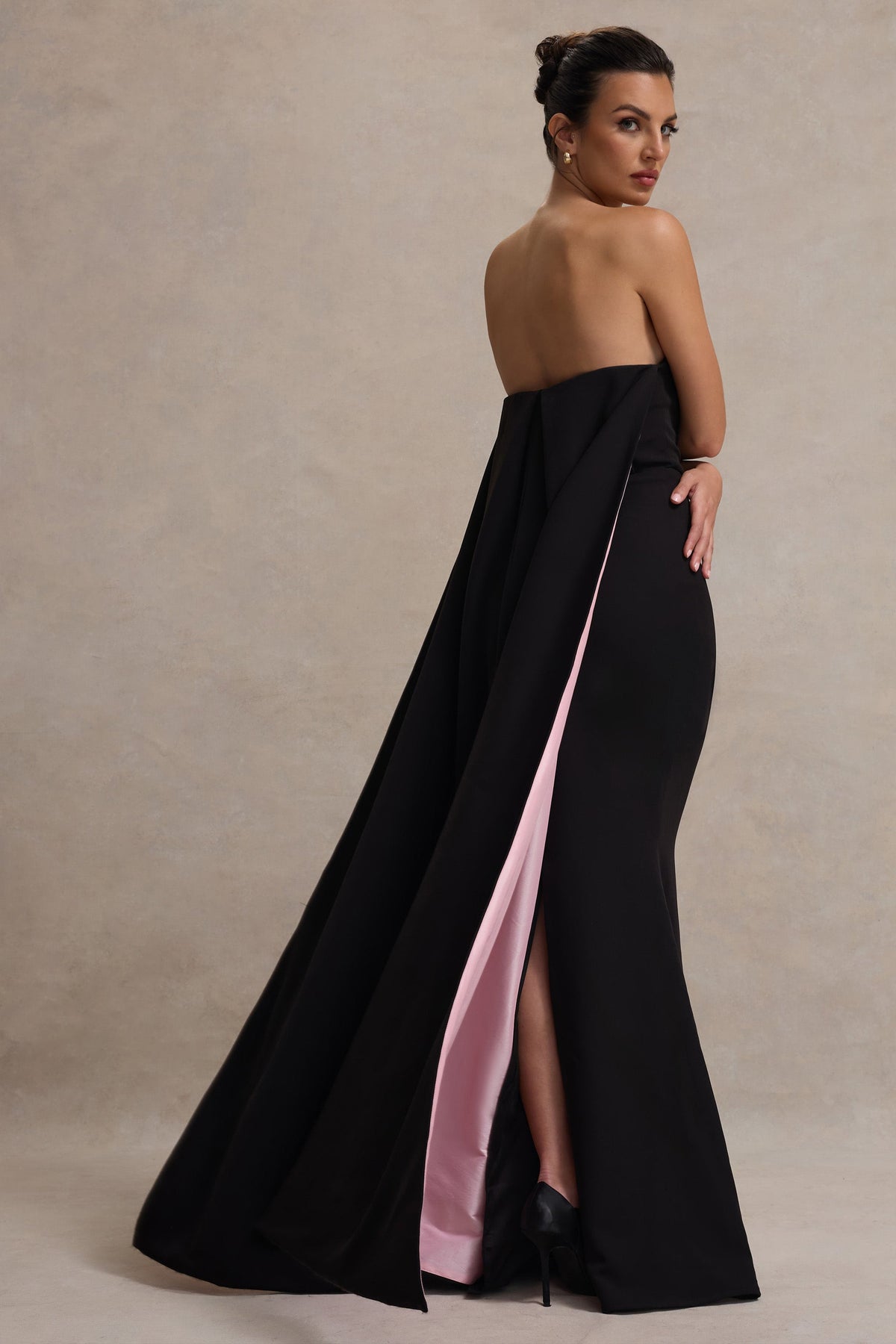 She's Trouble | Schwarzes Bandeau-Maxikleid mit pinkem Cape