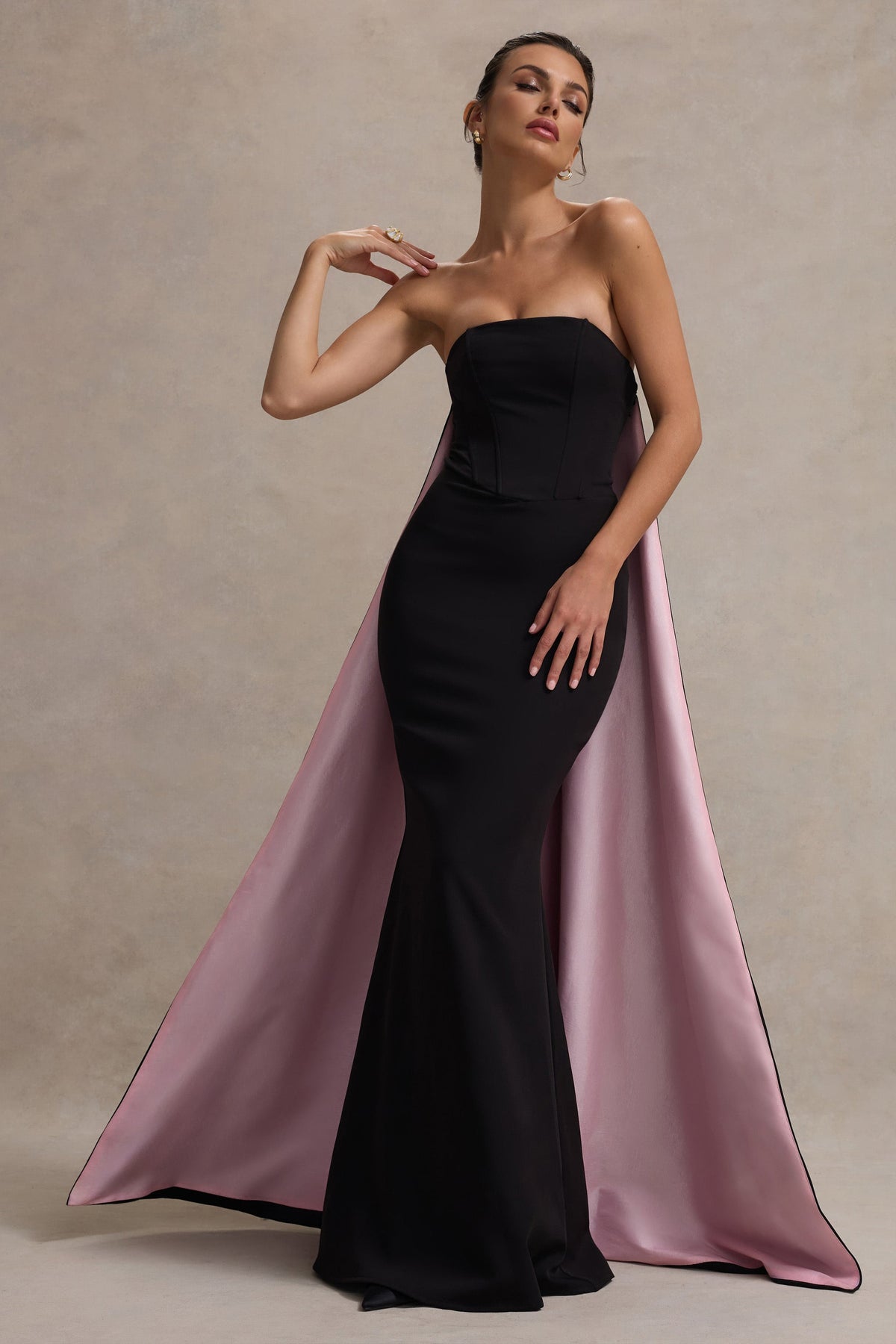 She's Trouble | Schwarzes Bandeau-Maxikleid mit pinkem Cape