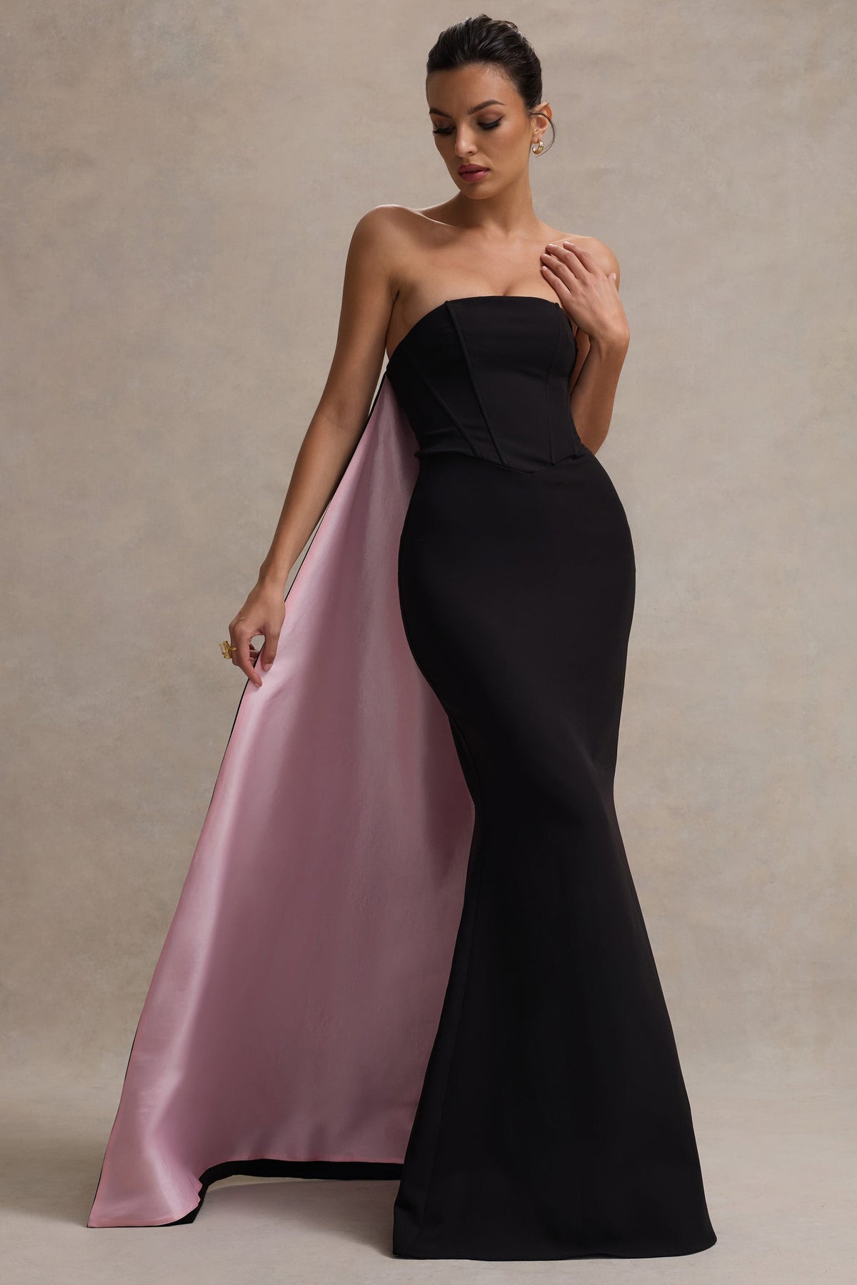 She's Trouble | Schwarzes Bandeau-Maxikleid mit pinkem Cape