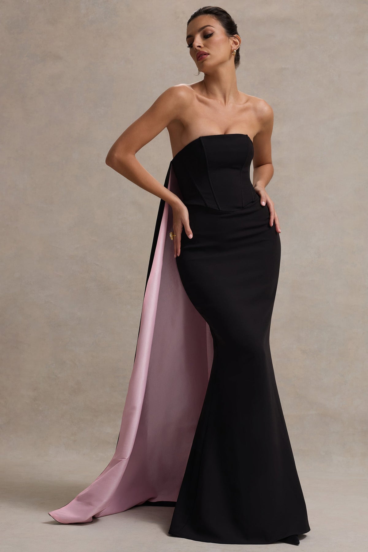 She's Trouble | Schwarzes Bandeau-Maxikleid mit pinkem Cape