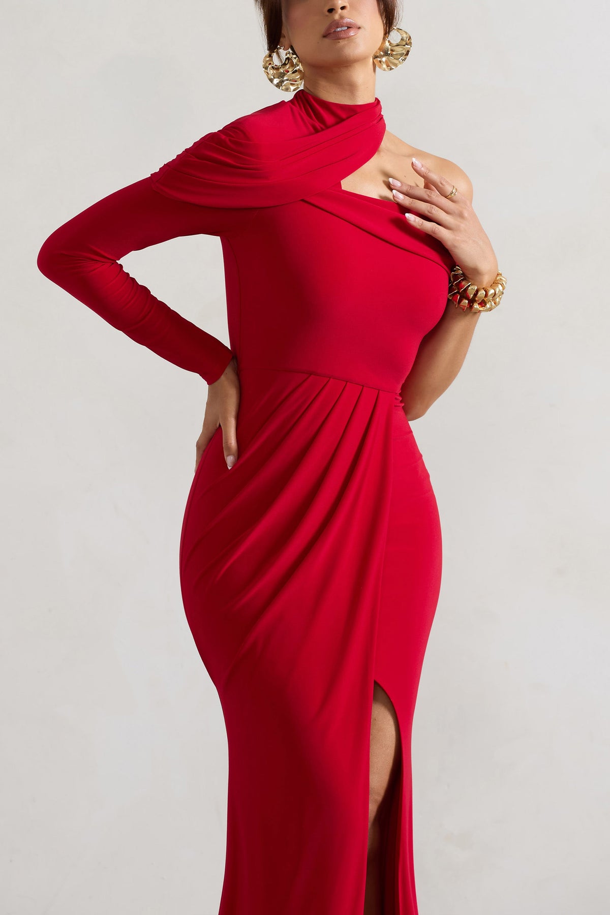Tyla | Rotes asymmetrisches Maxi-Kleid mit hohem Kragen und Schlitz