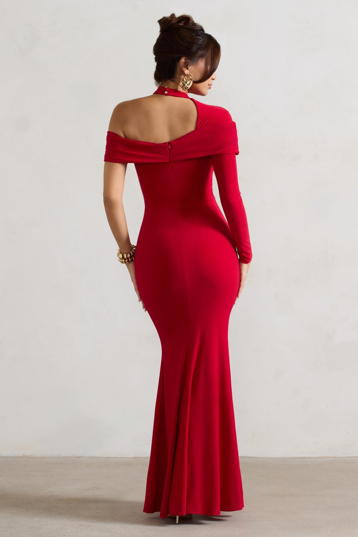 Tyla | Rotes asymmetrisches Maxi-Kleid mit hohem Kragen und Schlitz