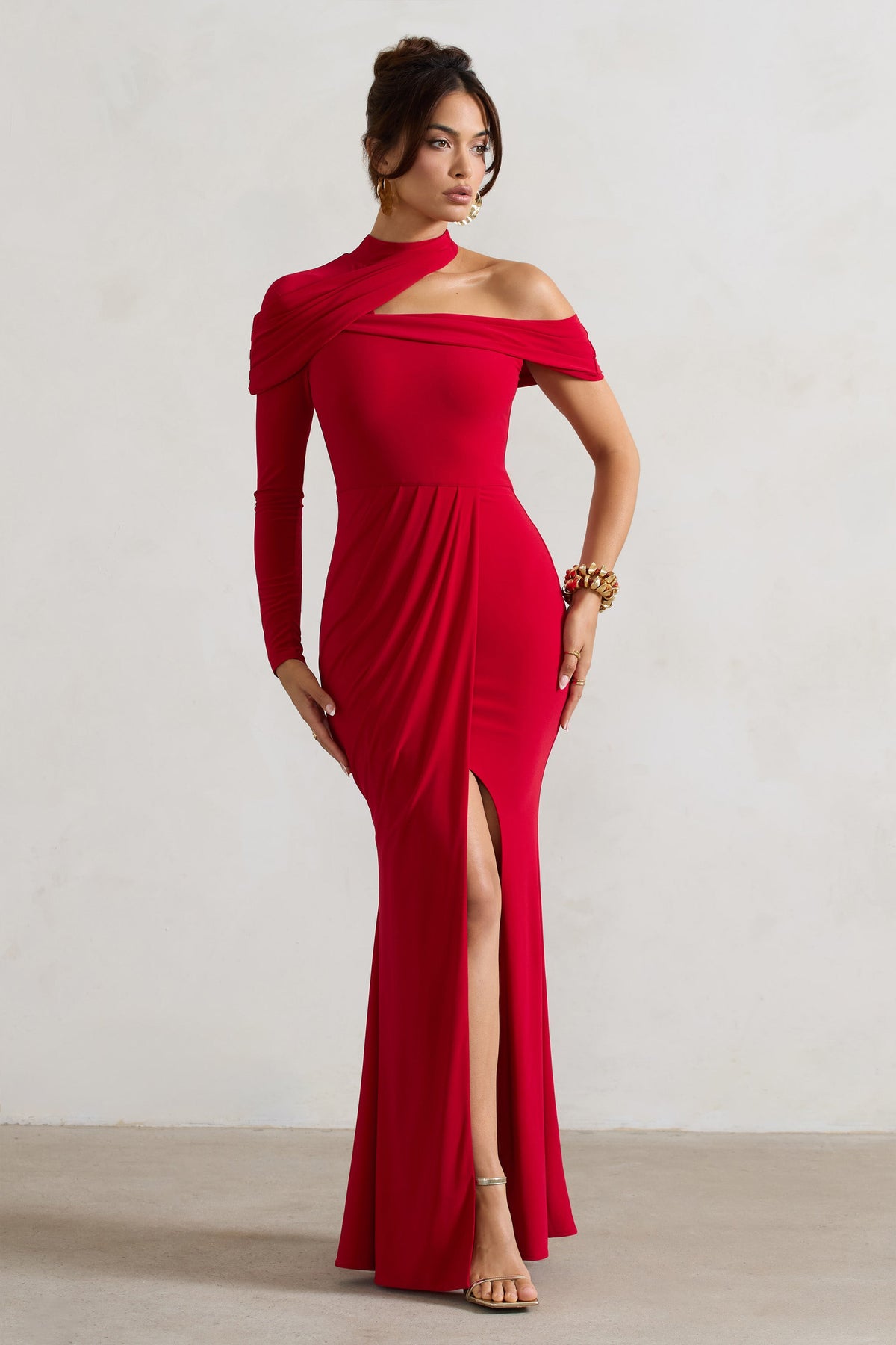 Tyla | Rotes asymmetrisches Maxi-Kleid mit hohem Kragen und Schlitz