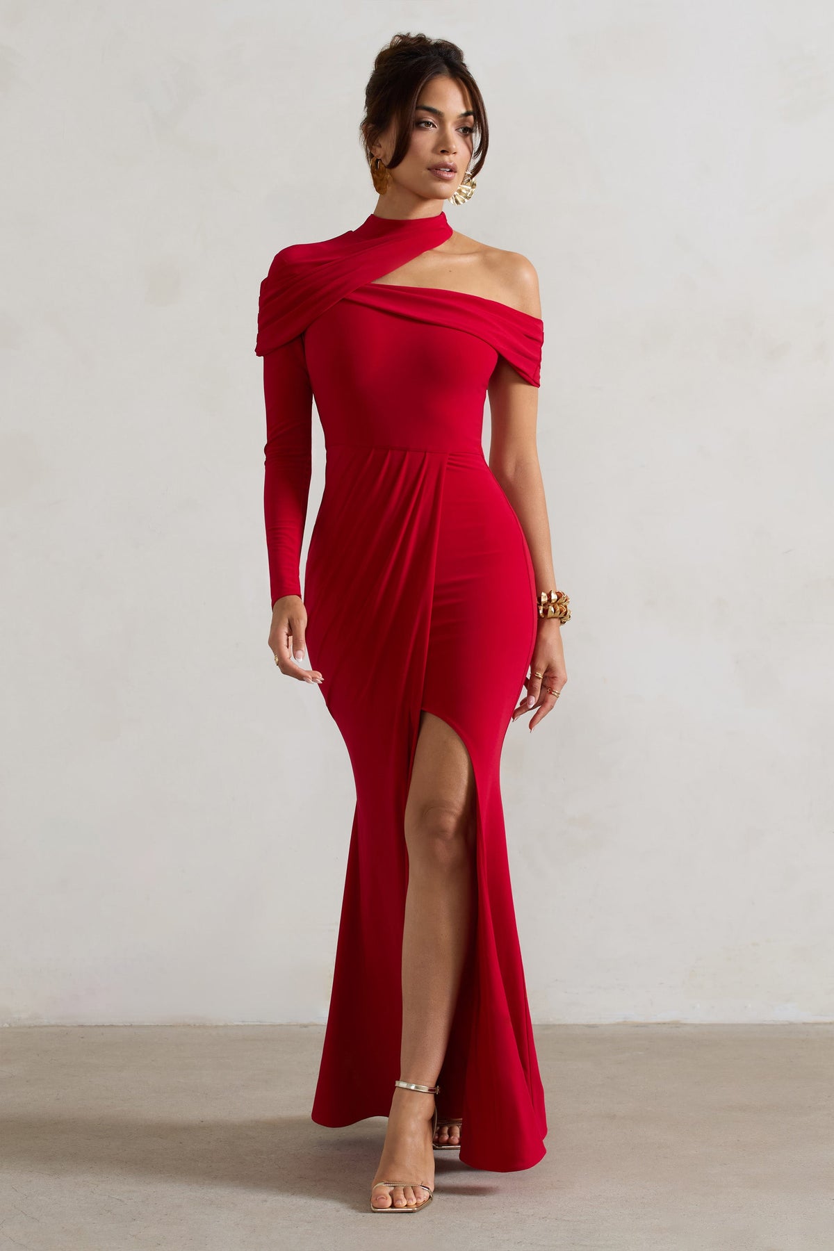 Tyla | Rotes asymmetrisches Maxi-Kleid mit hohem Kragen und Schlitz