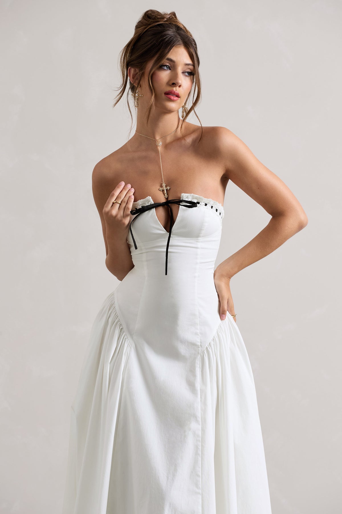 Serrenti | Weißes trägerloses Midikleid aus Popeline mit Spitzen-Details und Volumenrock
