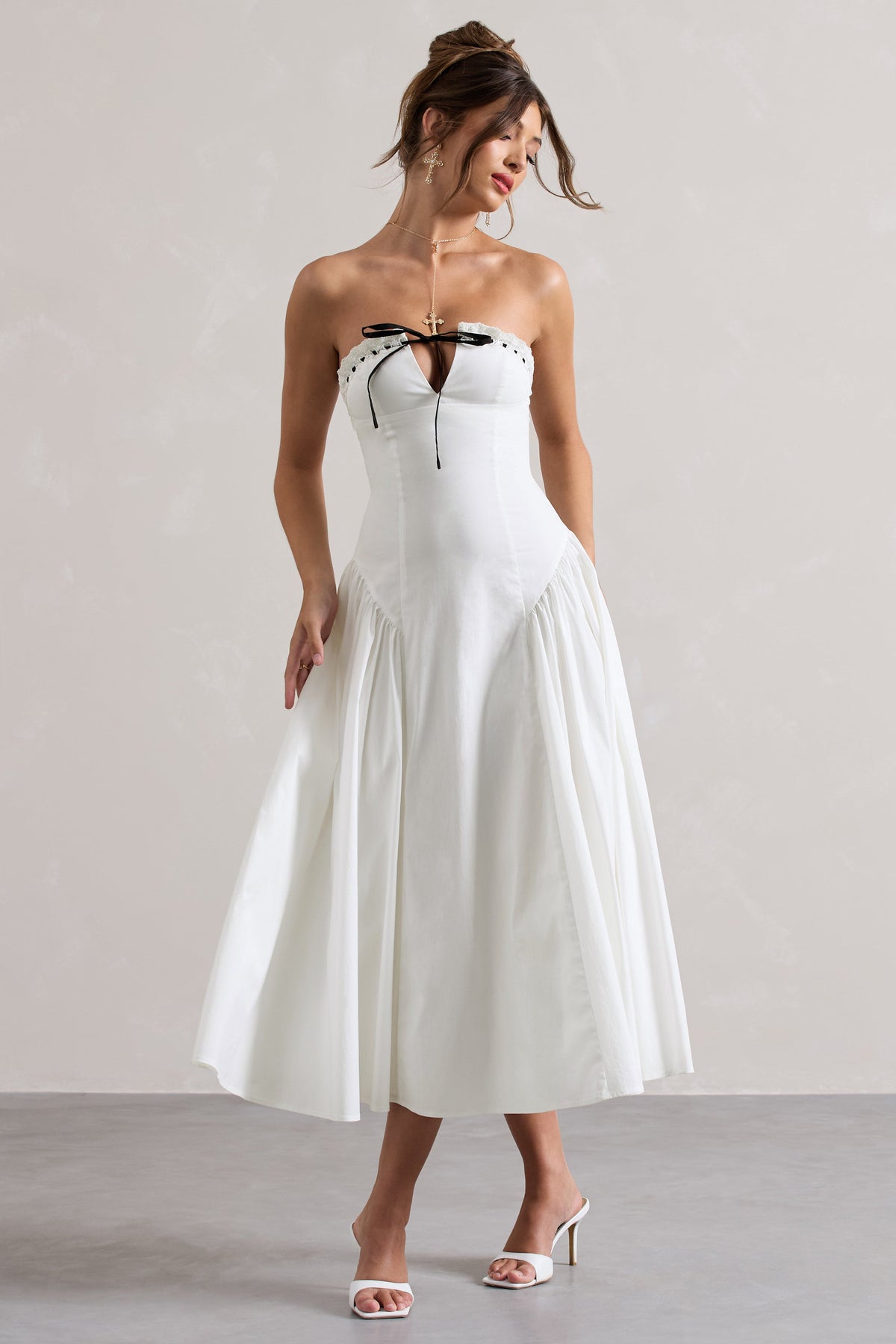 Serrenti | Weißes trägerloses Midikleid aus Popeline mit Spitzen-Details und Volumenrock