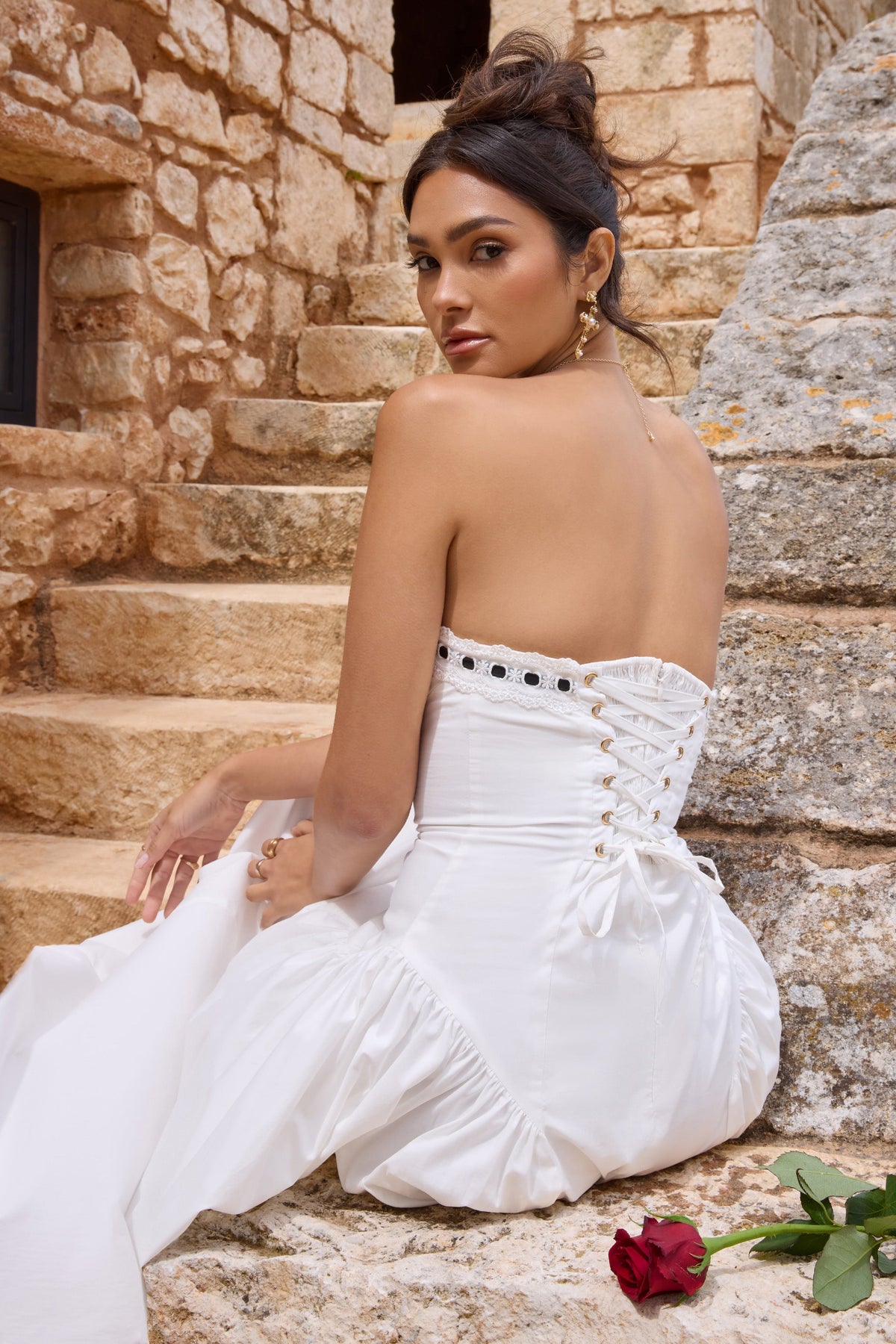 Serrenti | Weißes trägerloses Midikleid aus Popeline mit Spitzen-Details und Volumenrock