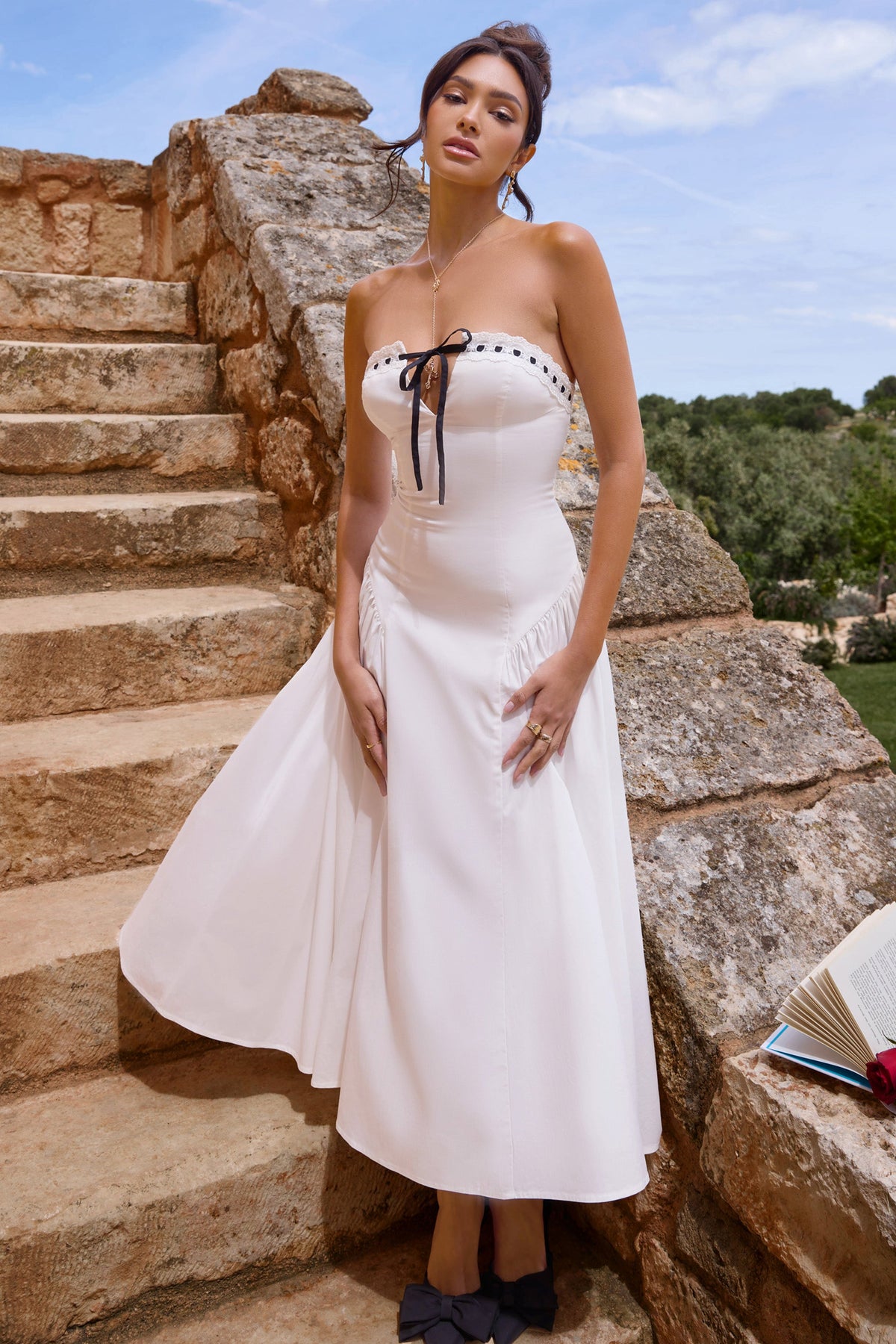 Serrenti | Weißes trägerloses Midikleid aus Popeline mit Spitzen-Details und Volumenrock