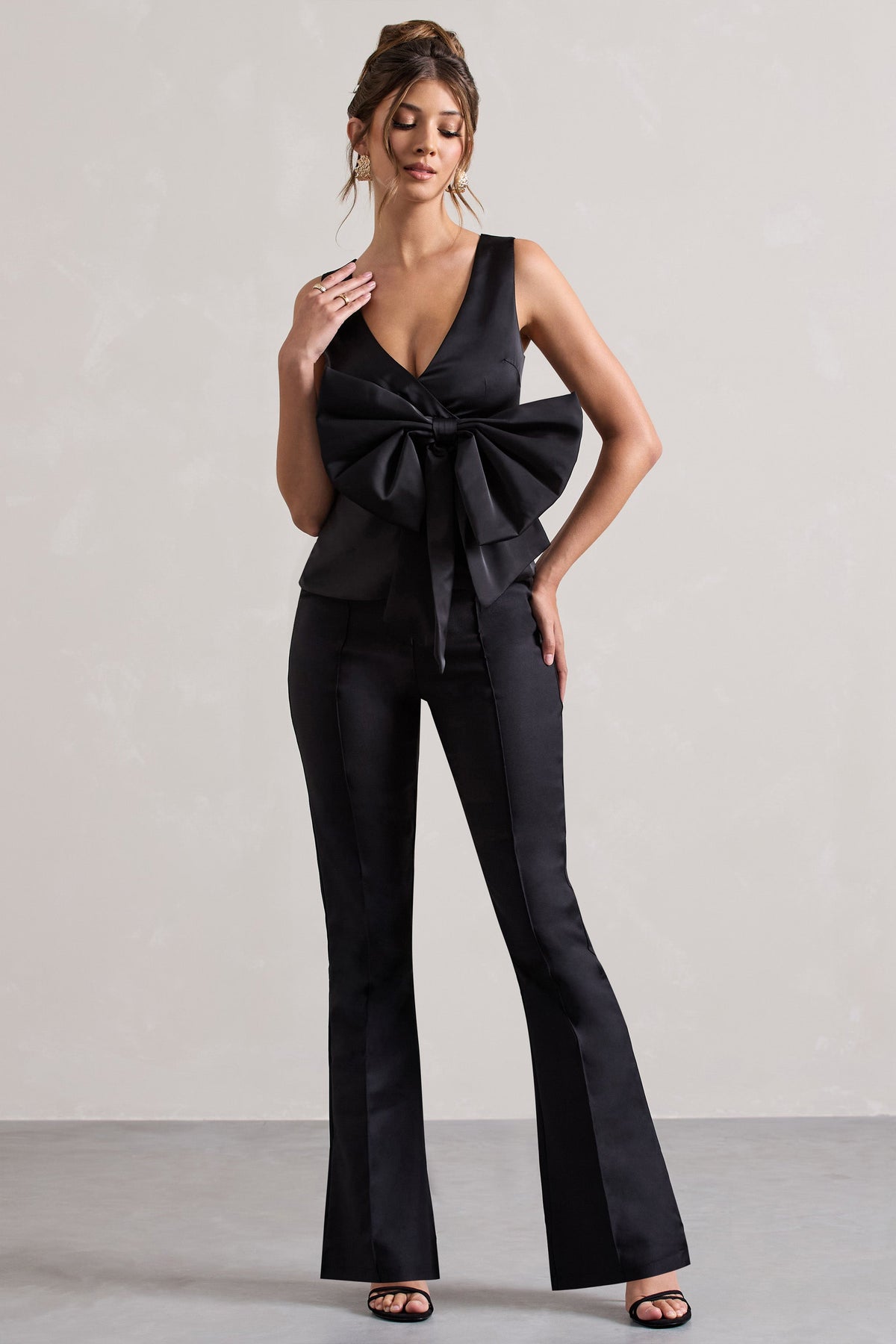 Adoration | Schwarzes Satin-Top mit tiefem V-Ausschnitt und Schleife
