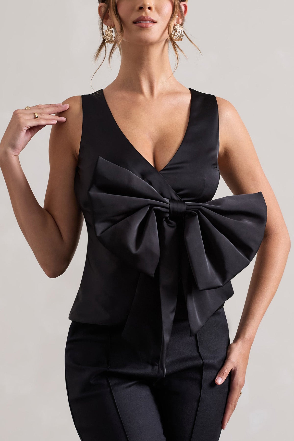 Adoration | Schwarzes Satin-Top mit tiefem V-Ausschnitt und Schleife