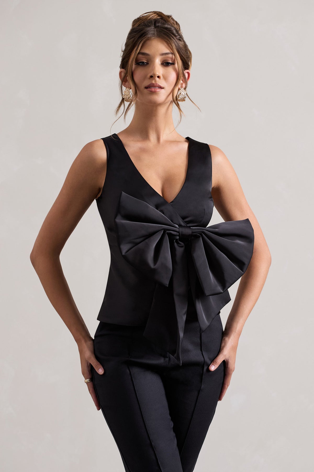 Adoration | Schwarzes Satin-Top mit tiefem V-Ausschnitt und Schleife