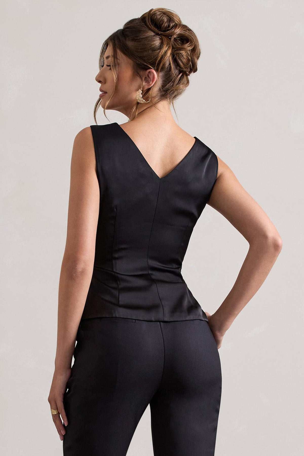 Adoration | Schwarzes Satin-Top mit tiefem V-Ausschnitt und Schleife
