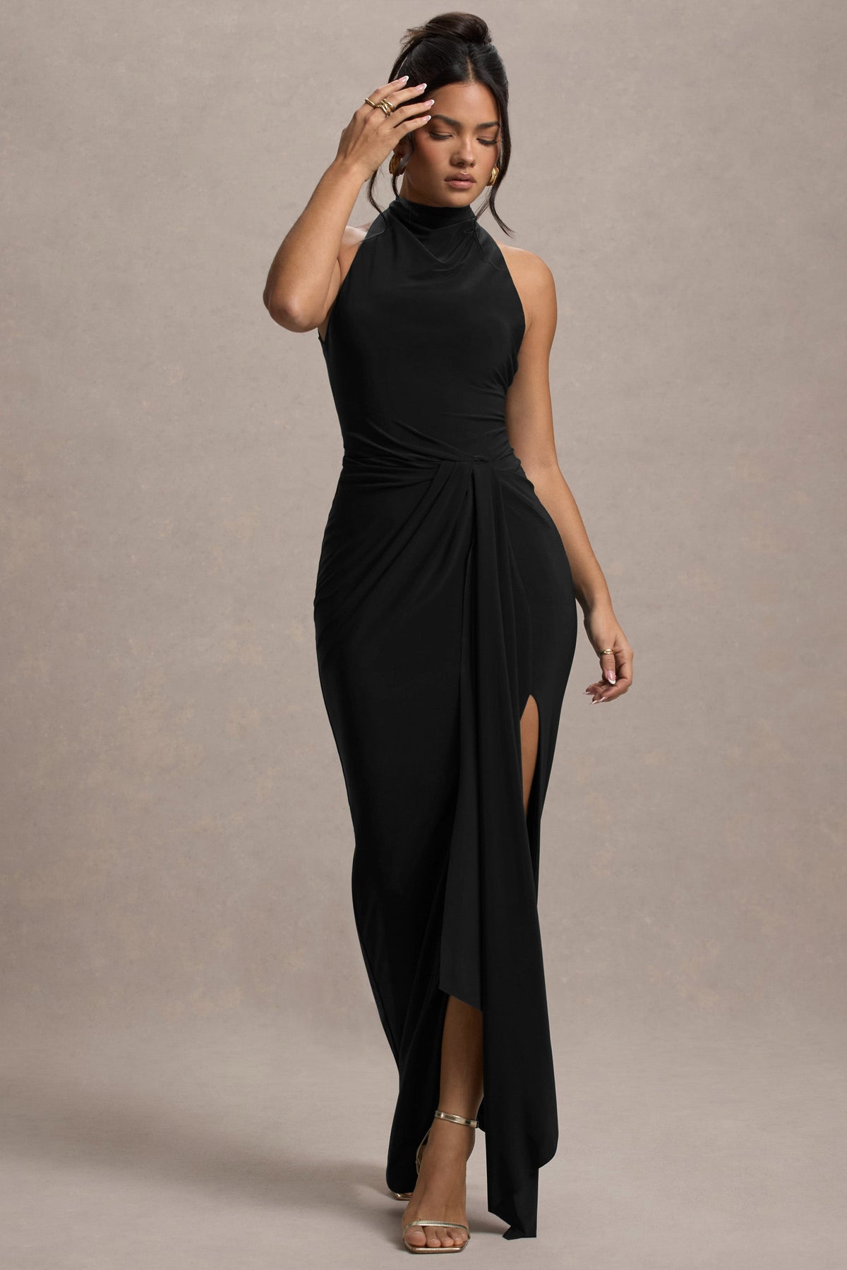 Khari | Schwarzes Maxikleid mit hohem Kragen, Twist-Detail und hohem Beinschlitz