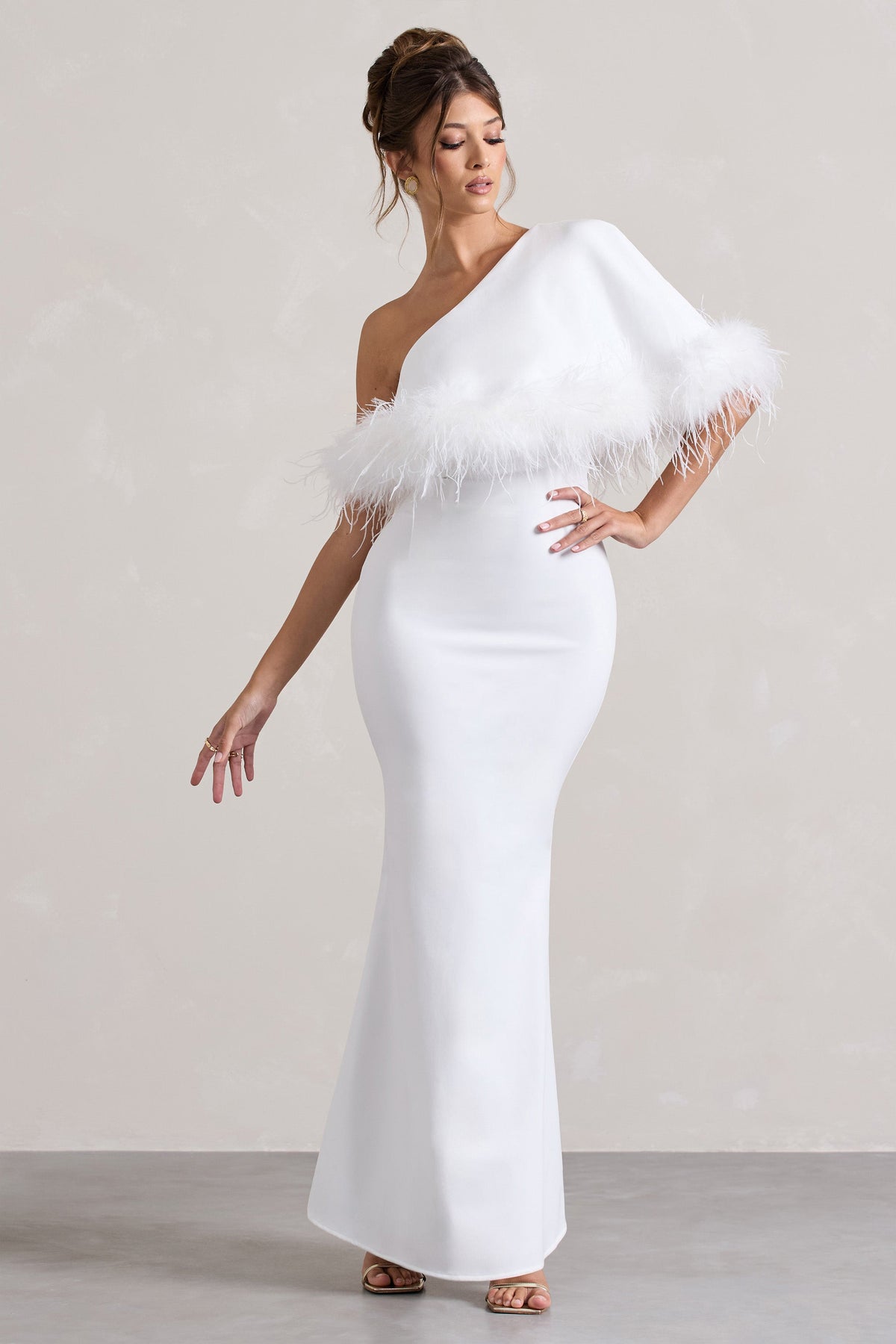 Valor | Weißes asymmetrisches Maxikleid mit Federbesatz