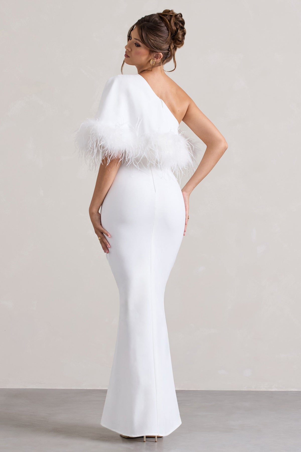 Valor | Weißes asymmetrisches Maxikleid mit Federbesatz