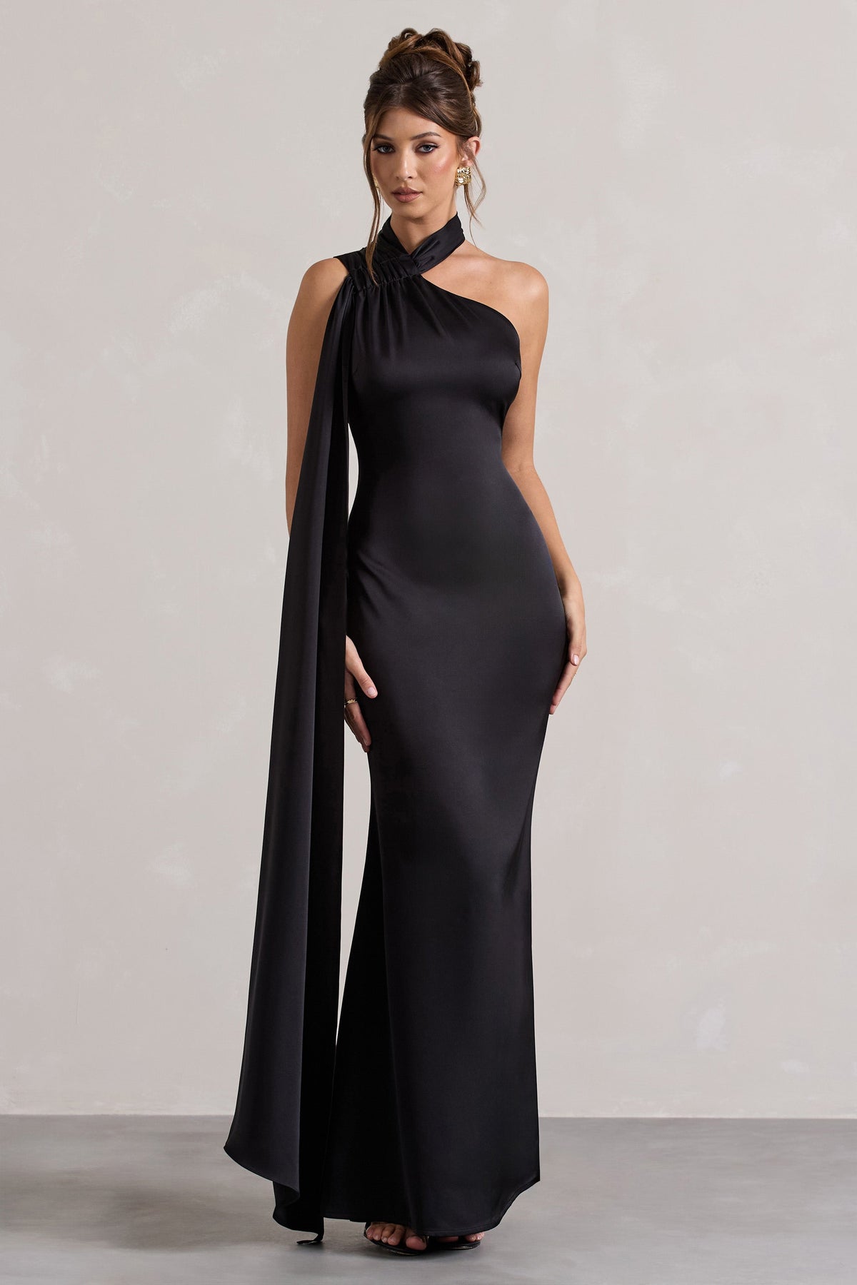 Sancia | Schwarzes asymmetrisches Maxikleid aus Satin mit Schärpe