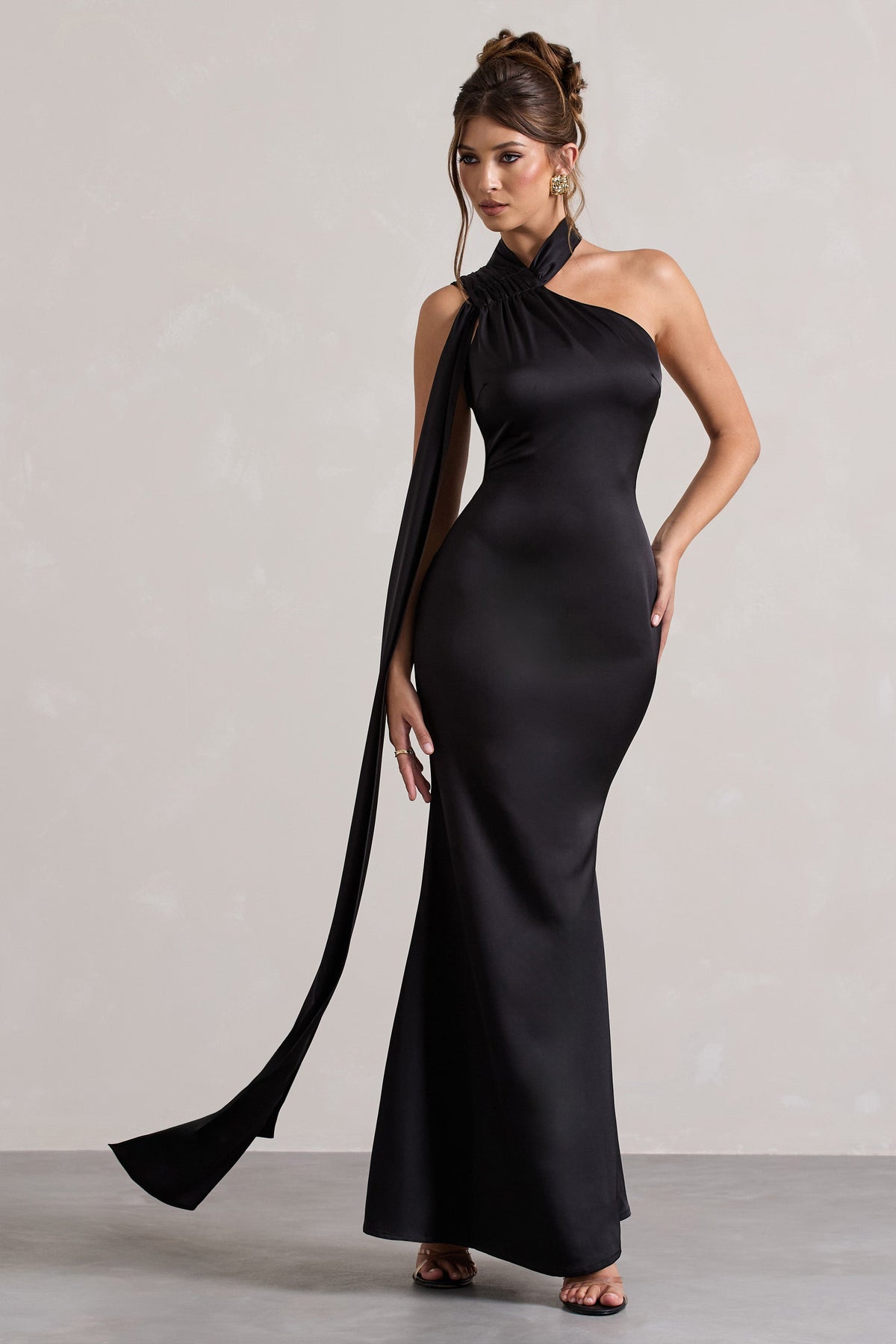 Sancia | Schwarzes asymmetrisches Maxikleid aus Satin mit Schärpe
