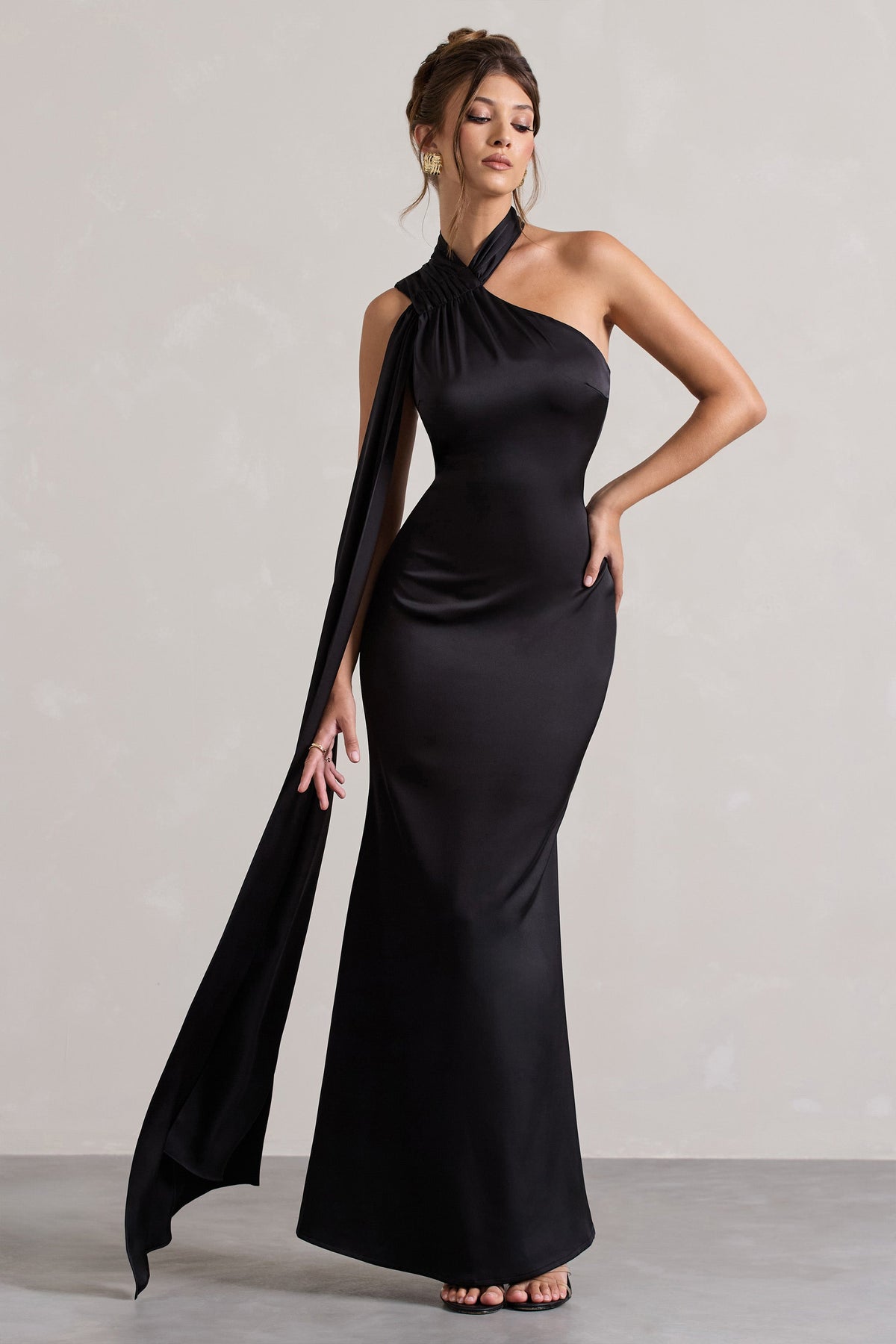 Sancia | Schwarzes asymmetrisches Maxikleid aus Satin mit Schärpe