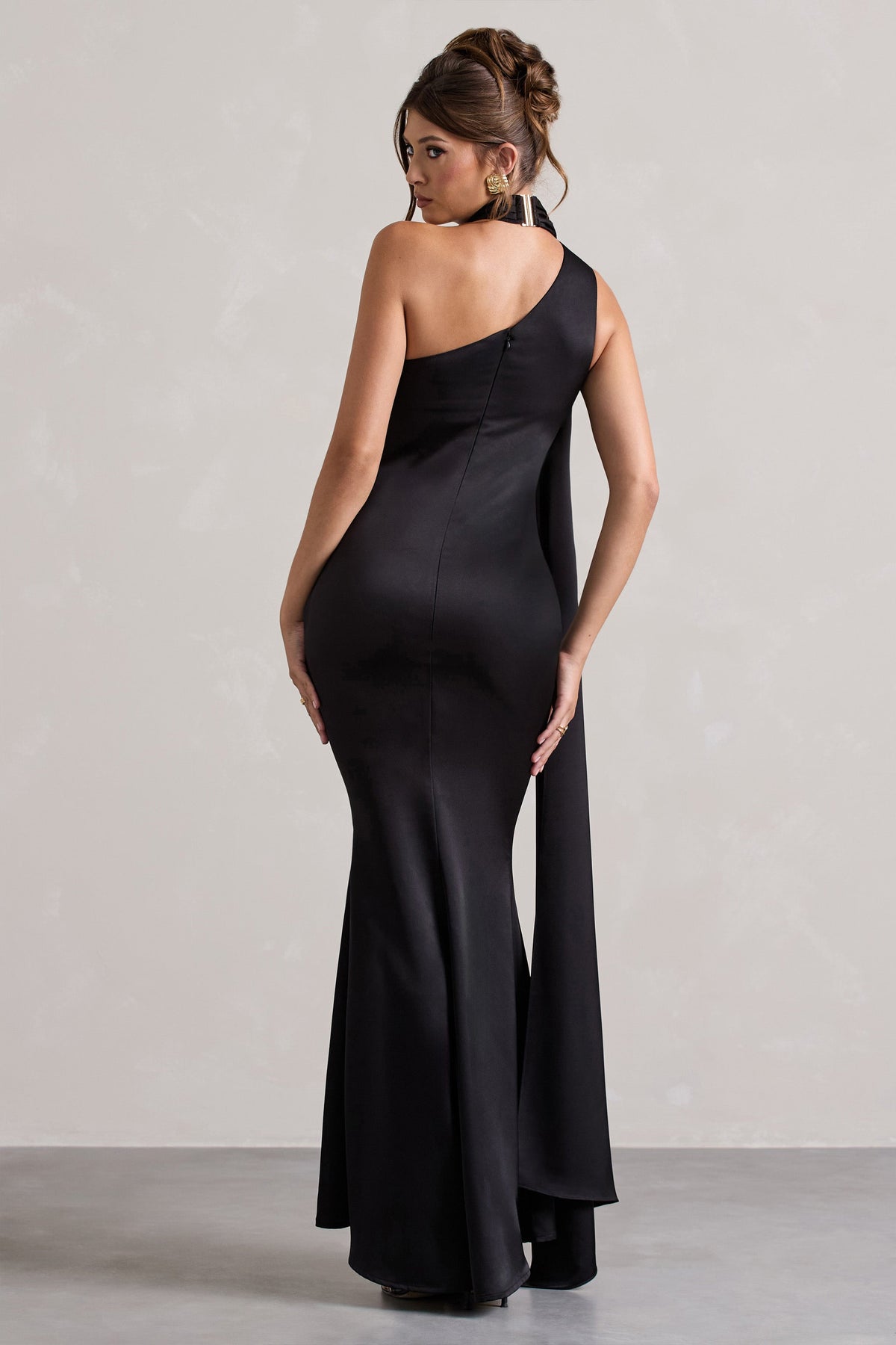 Sancia | Schwarzes asymmetrisches Maxikleid aus Satin mit Schärpe