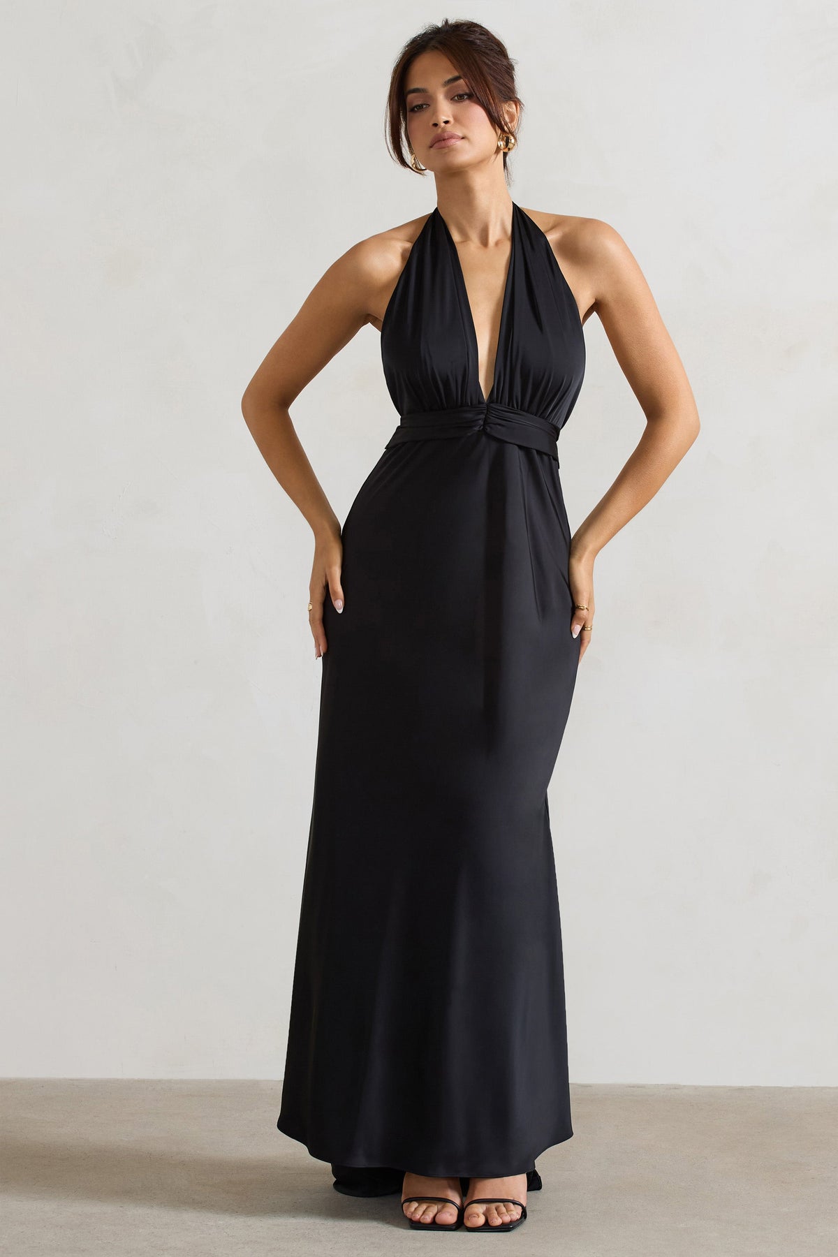 Carolyn | Schwarzes Satin-Maxikleid mit tiefem Ausschnitt und abfallendem Saum