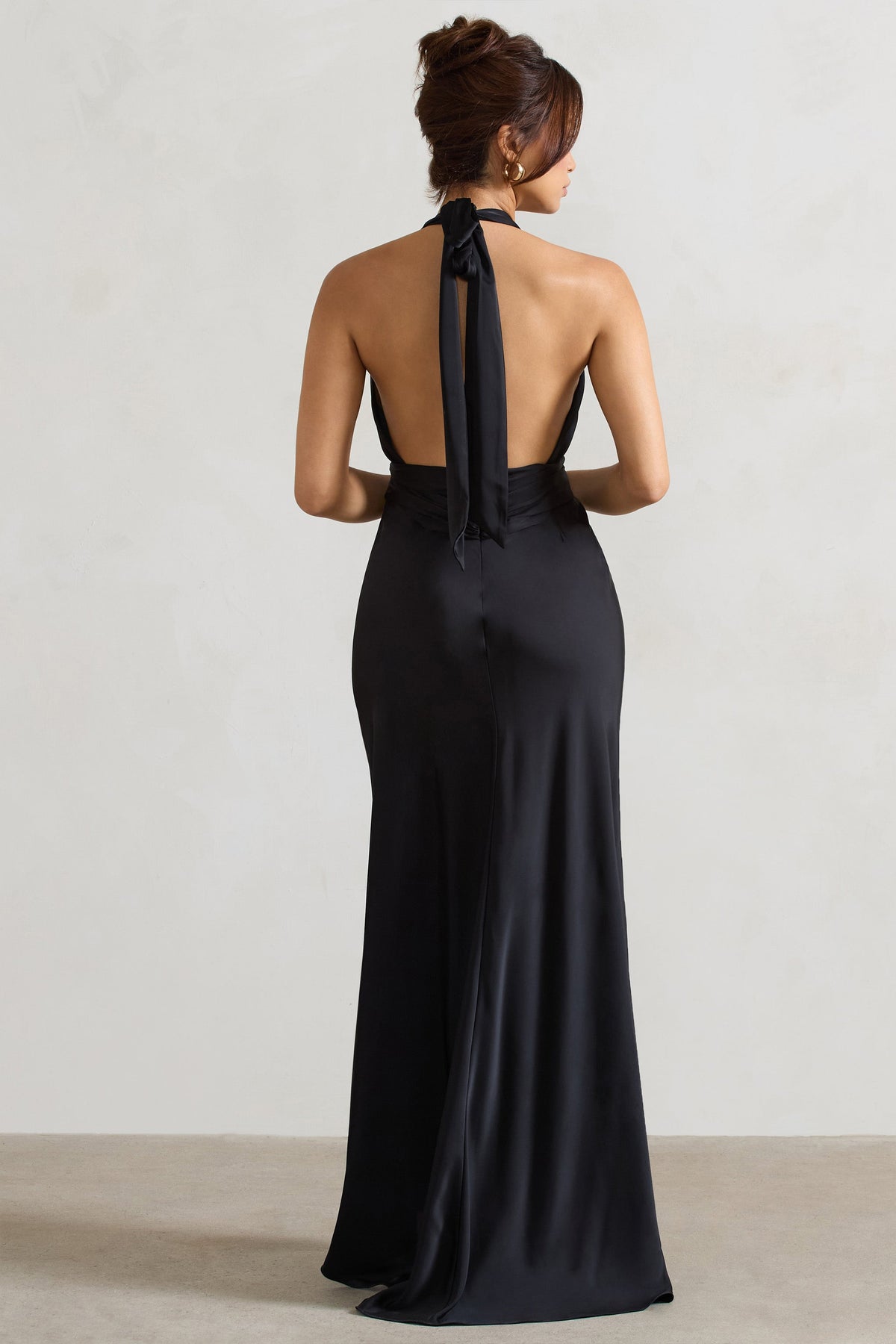 Carolyn | Schwarzes Satin-Maxikleid mit tiefem Ausschnitt und abfallendem Saum