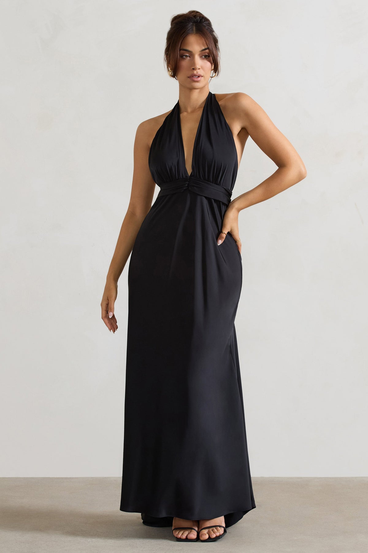Carolyn | Schwarzes Satin-Maxikleid mit tiefem Ausschnitt und abfallendem Saum
